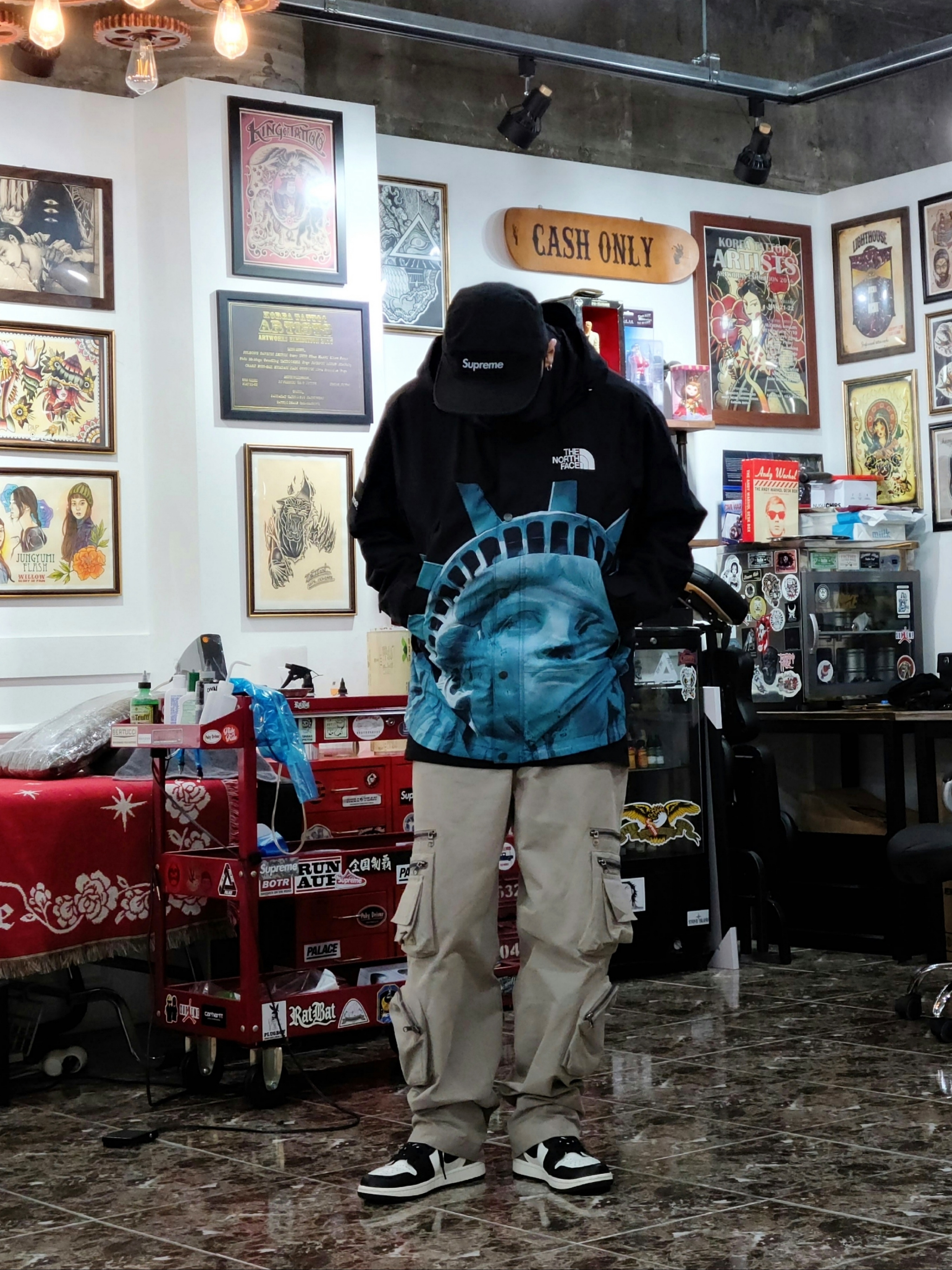 Jordan 1 Retro High OG Black Mocha, Supreme x The North Face Statue of Liberty Mountain Jacket Black - 19FW 착용 스타일