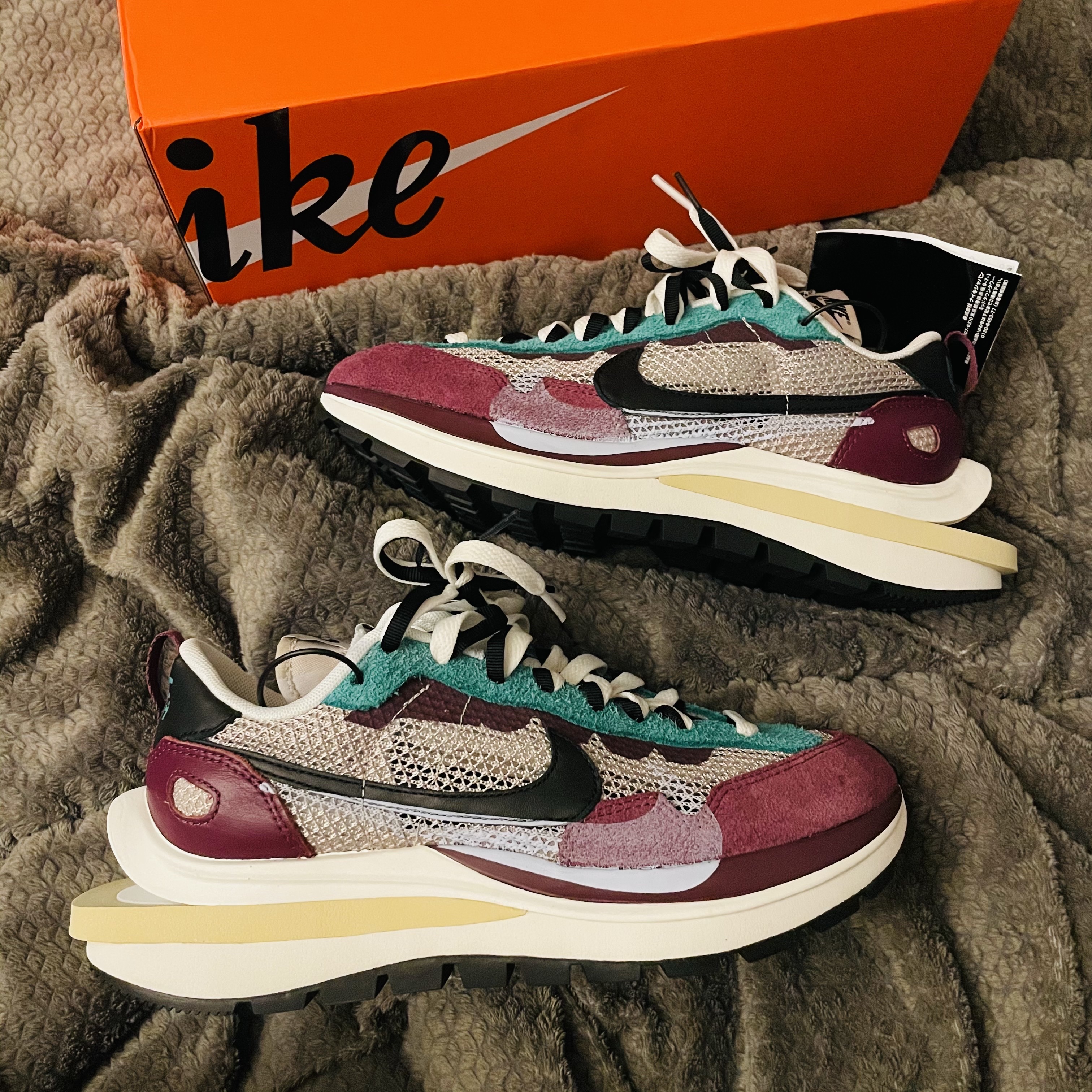 Nike x Sacai VaporWaffle String & Black Villain Red 착용 스타일 - 1