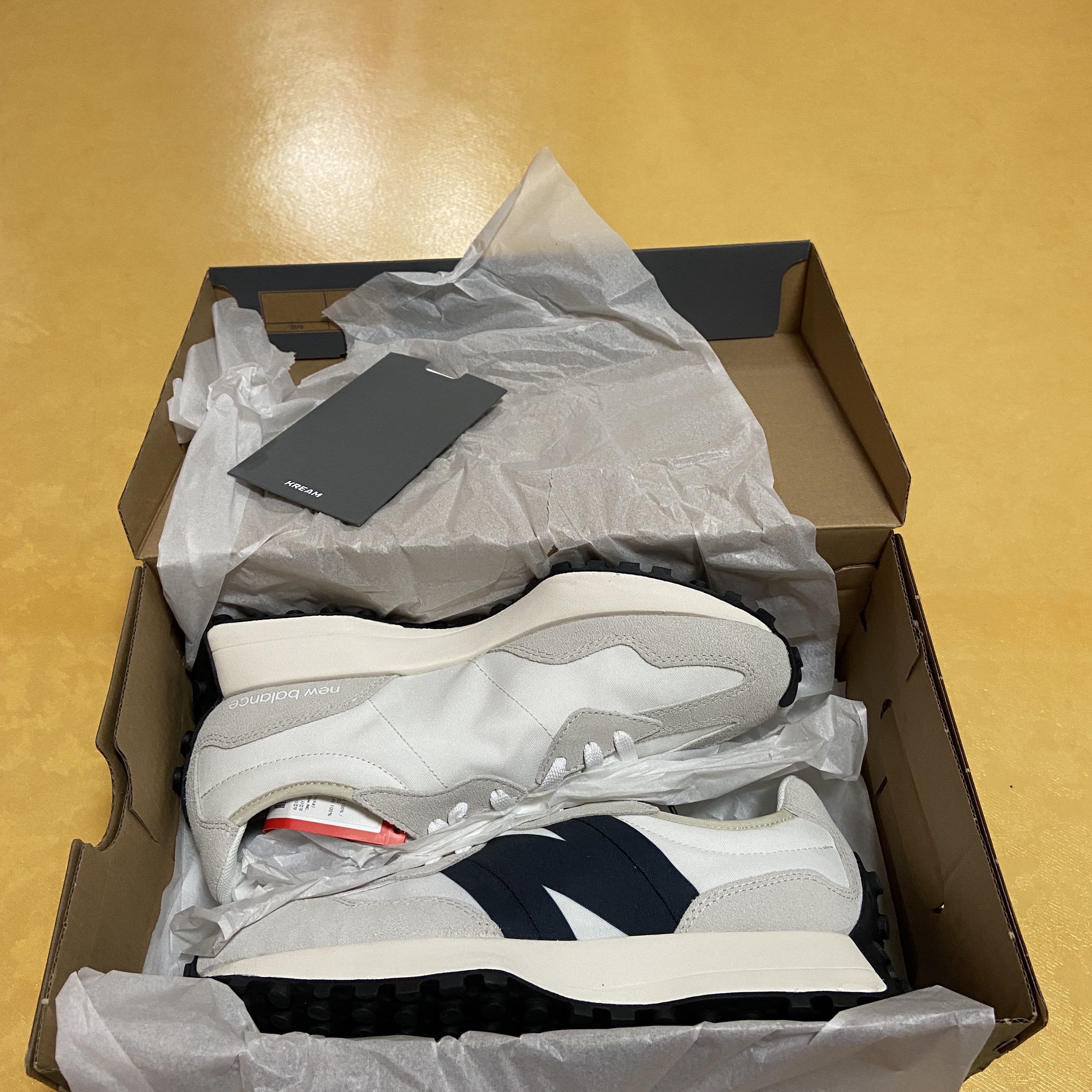 New Balance 327 White Black 착용 스타일 - 2