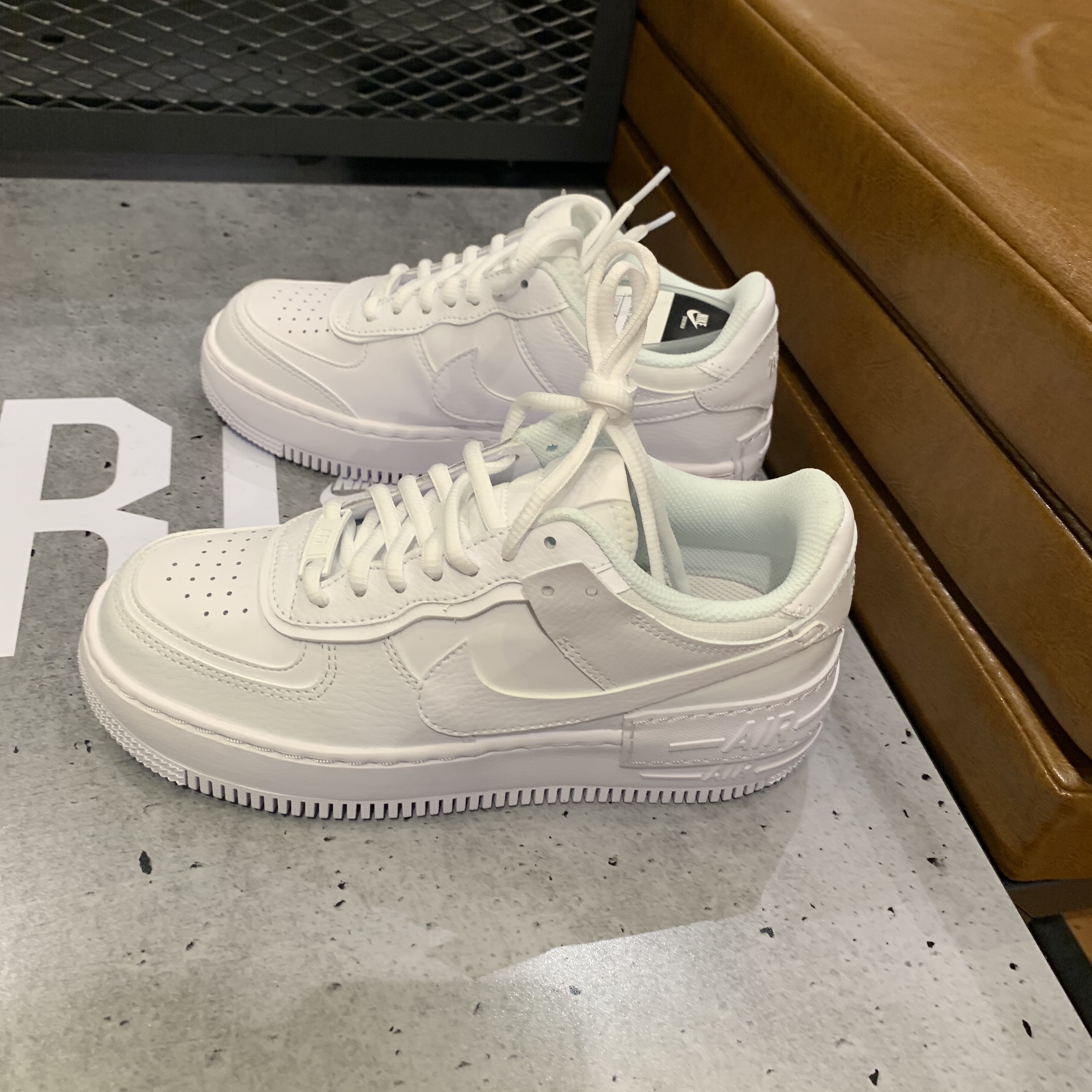 (W) Nike Air Force 1 Shadow Triple White 착용 스타일 - 1