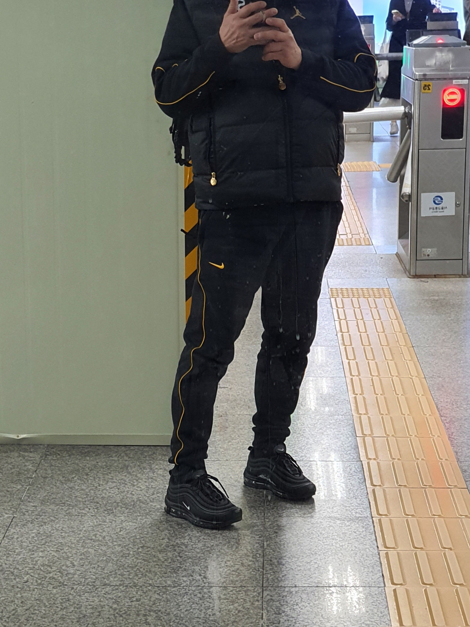 Nike Air Max 97 Black White Anthracite, Nike x Drake Nocta Essential Hoodie Black - Asia 착용 스타일 - 2