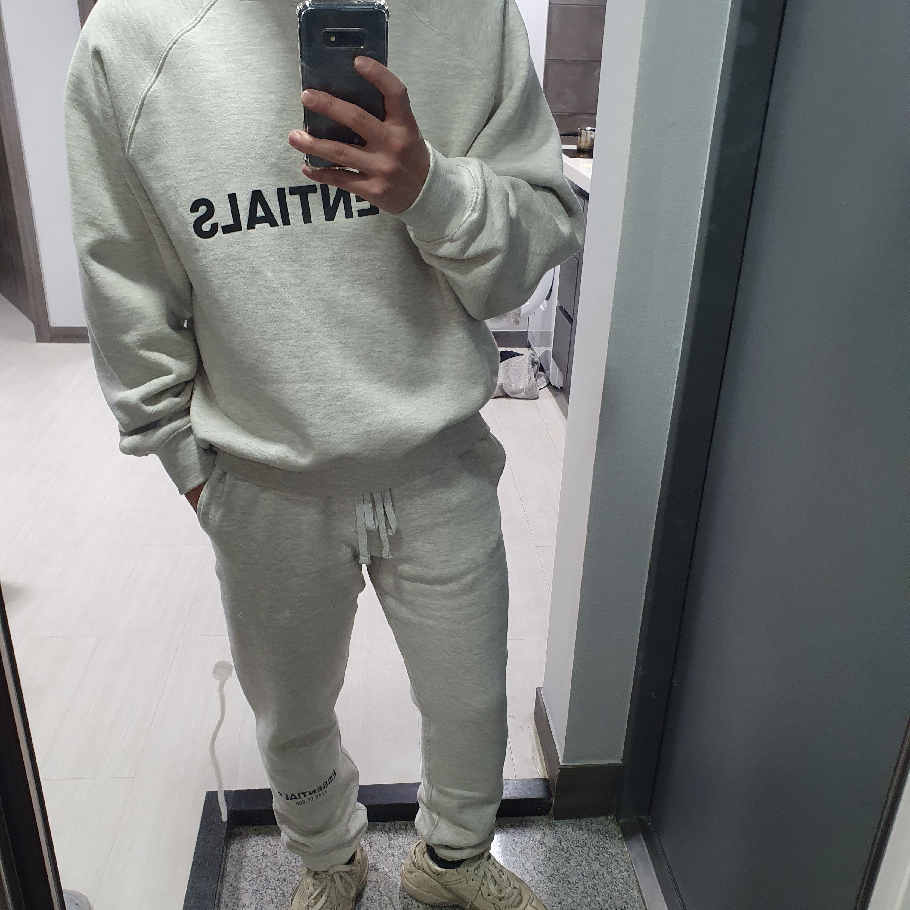 Essentials 3D Silicon Applique Pullover Hoodie Oatmeal/Oatmeal Heather/Light Heather Oatmeal 2020, Essentials Sweatpants Oatmeal/Oatmeal Heather/Light Heather Oatmeal 2020 착용 스타일