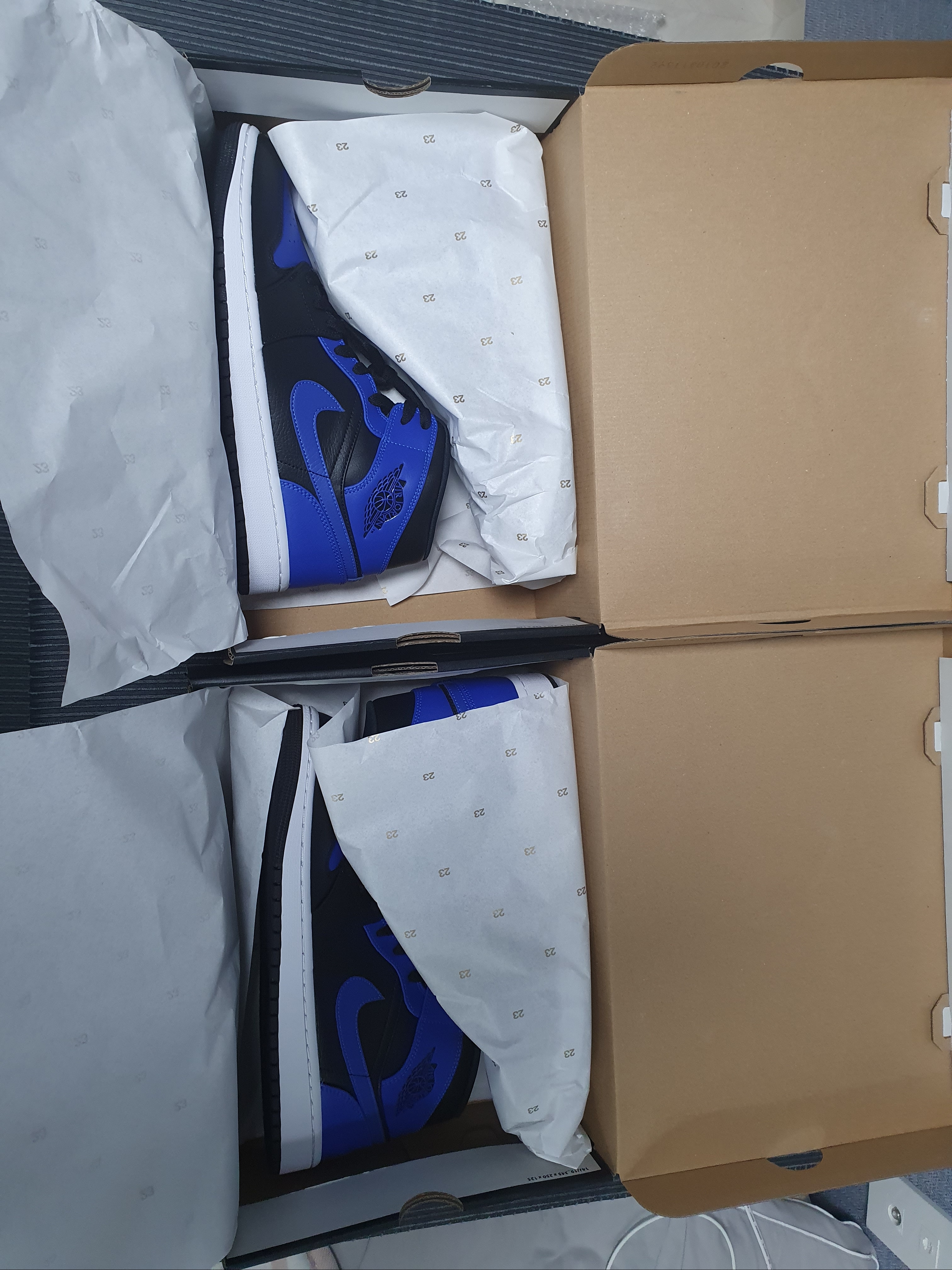 Jordan 1 Mid Black Hyper Royal 착용 스타일