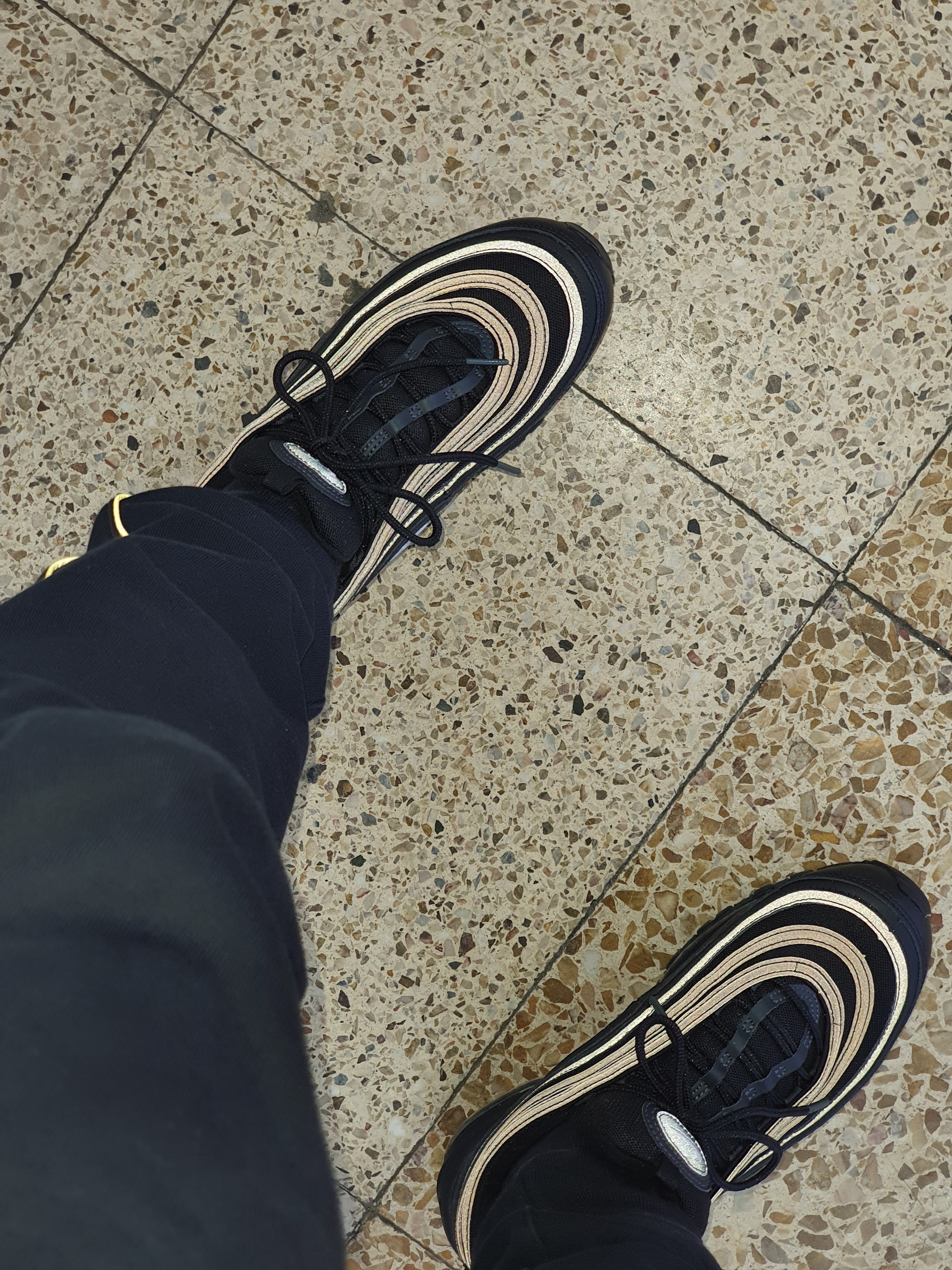 Nike Air Max 97 Black White Anthracite, Nike x Drake Nocta Essential Hoodie Black - Asia 착용 스타일 - 4