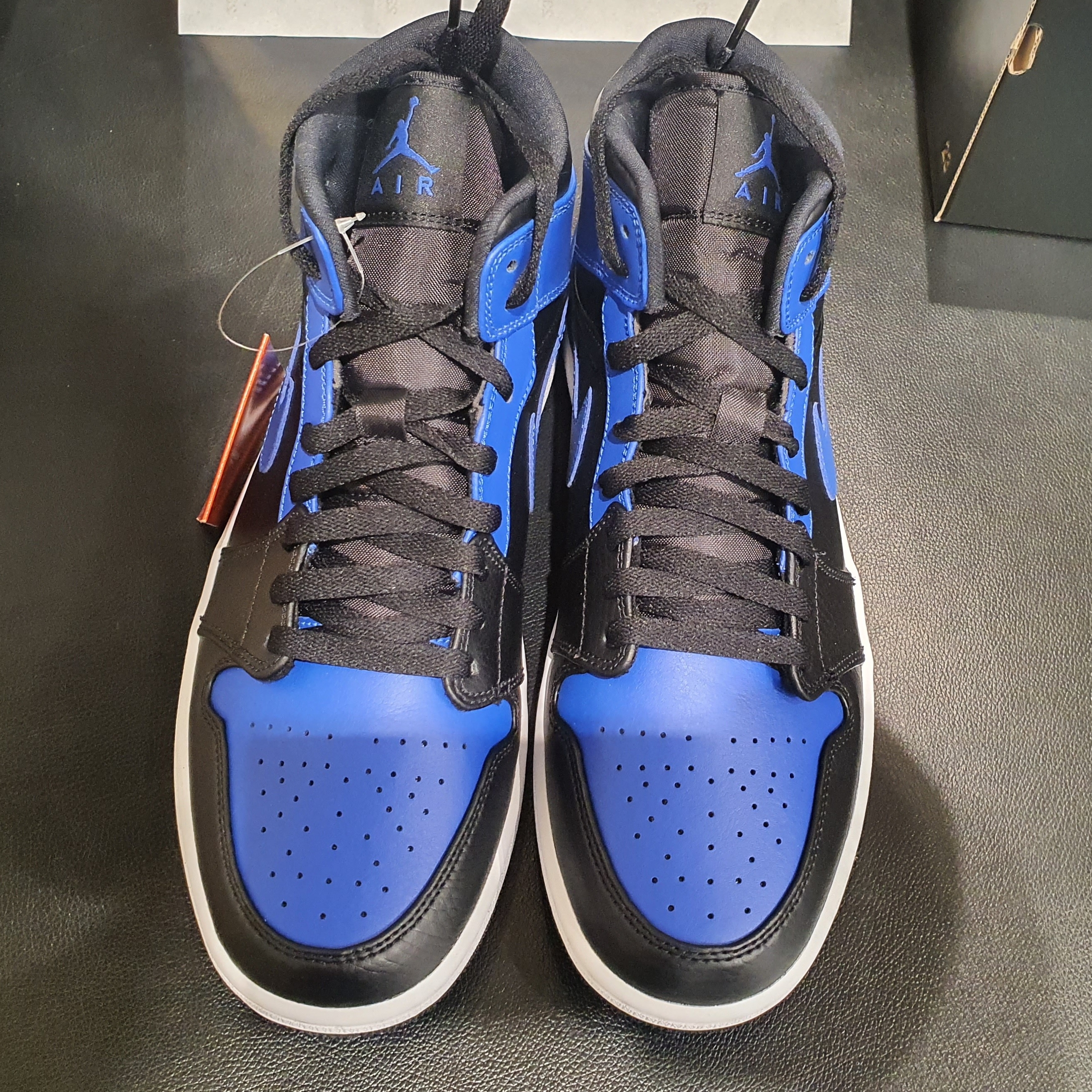Jordan 1 Mid Black Hyper Royal 착용 스타일 - 3