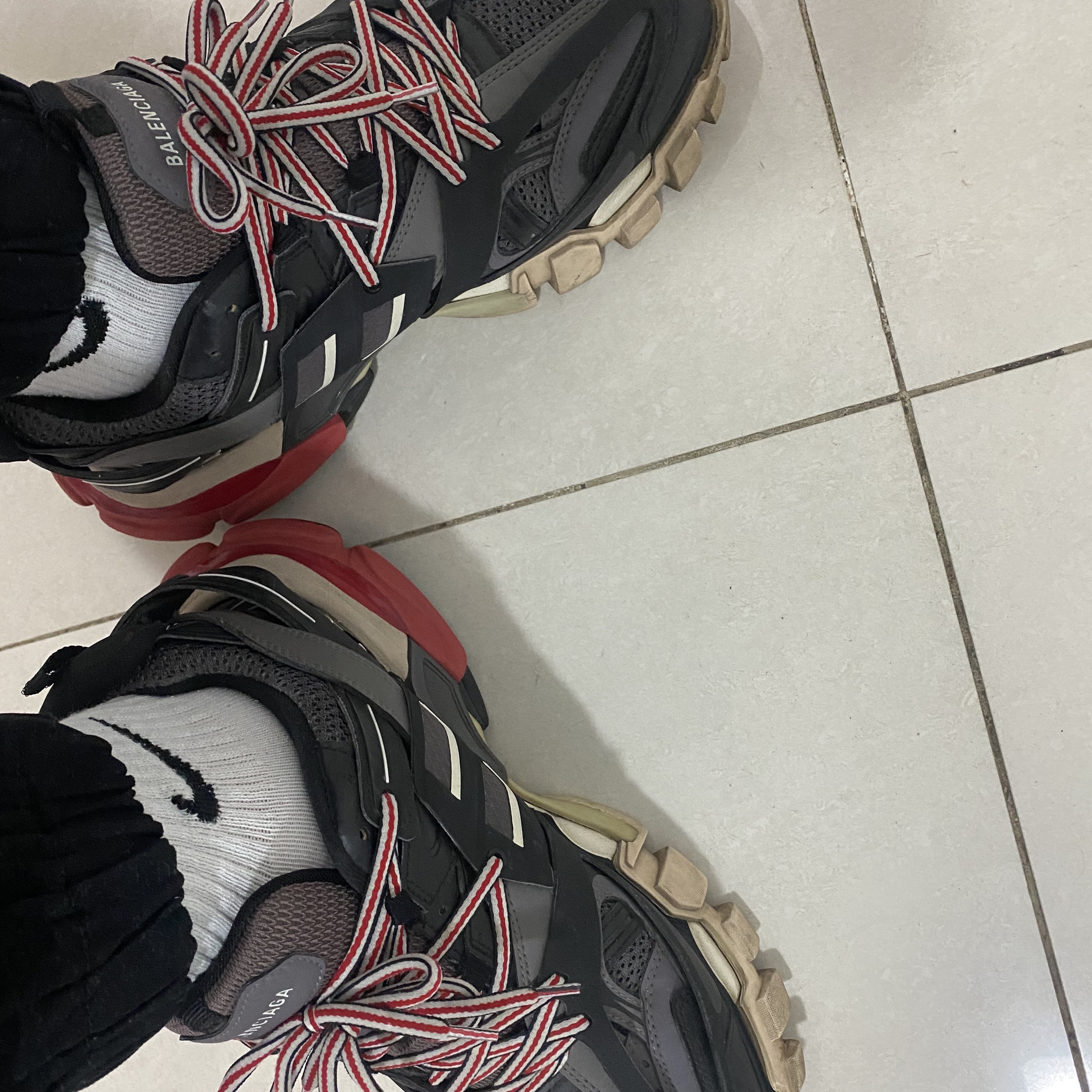 Balenciaga Track Sneakers Black Red 2019 착용 스타일 - 1