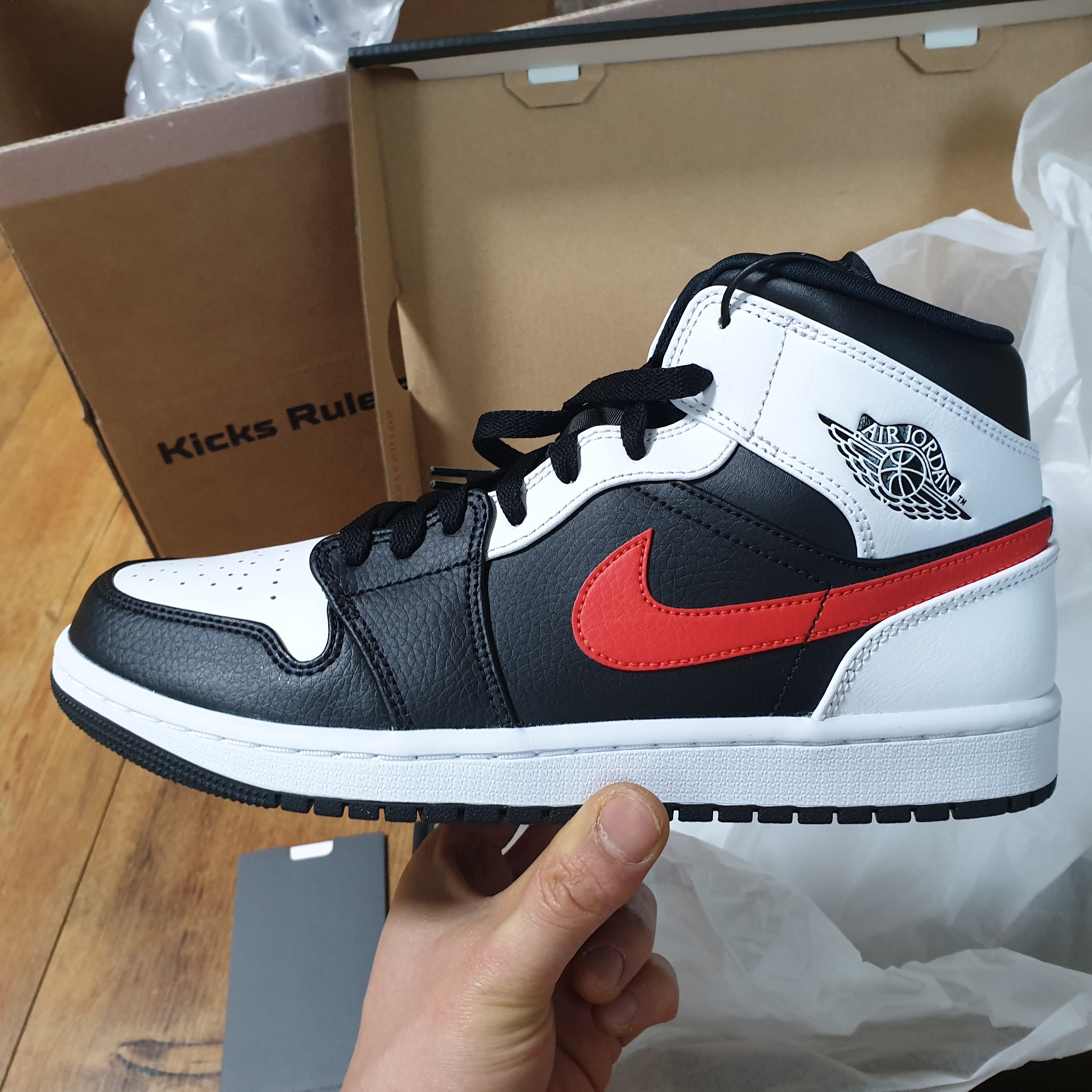 Jordan 1 Mid Black Chile Red 착용 스타일 - 2