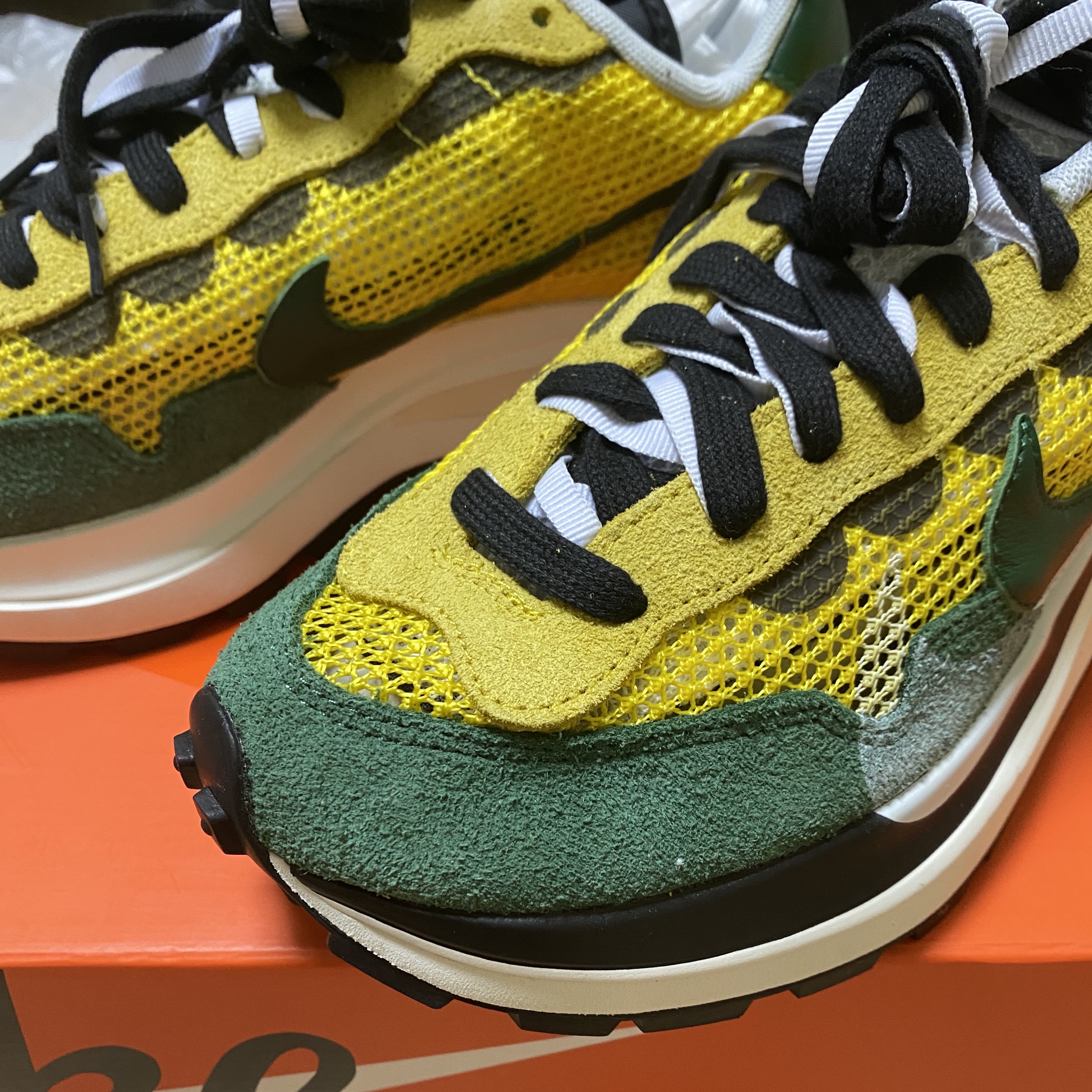 Nike x Sacai VaporWaffle Tour Yellow & Gorge Green Sail 착용 스타일