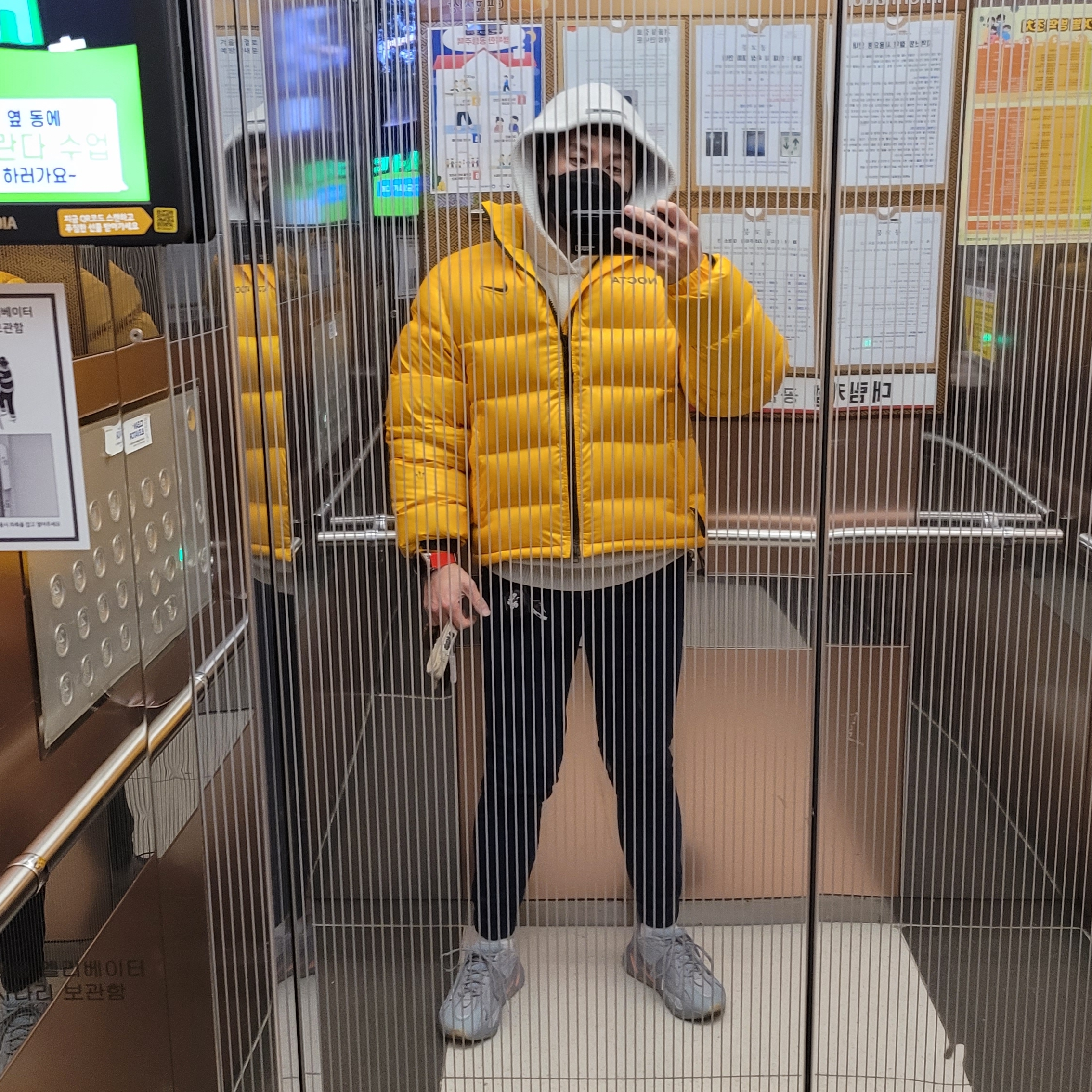 Nike x Drake Nocta Puffer Jacket University Gold - Asia, Adidas Yeezy Boost 700 V2 Inertia 착용 스타일 - 3