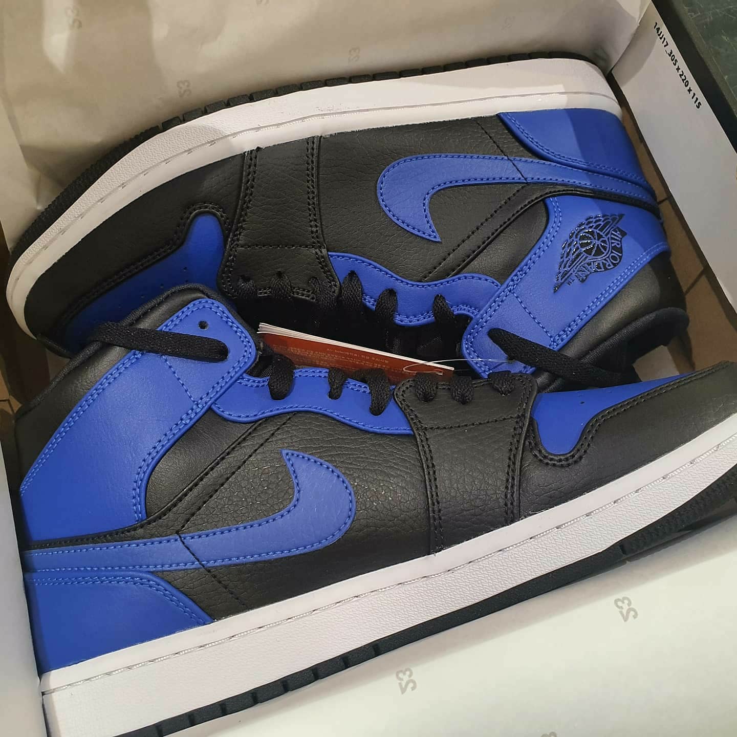Jordan 1 Mid Black Hyper Royal 착용 스타일 - 2