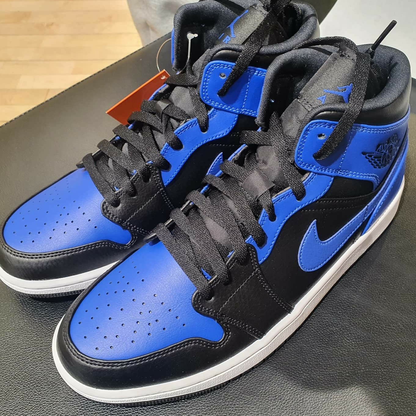 Jordan 1 Mid Black Hyper Royal 착용 스타일 - 1