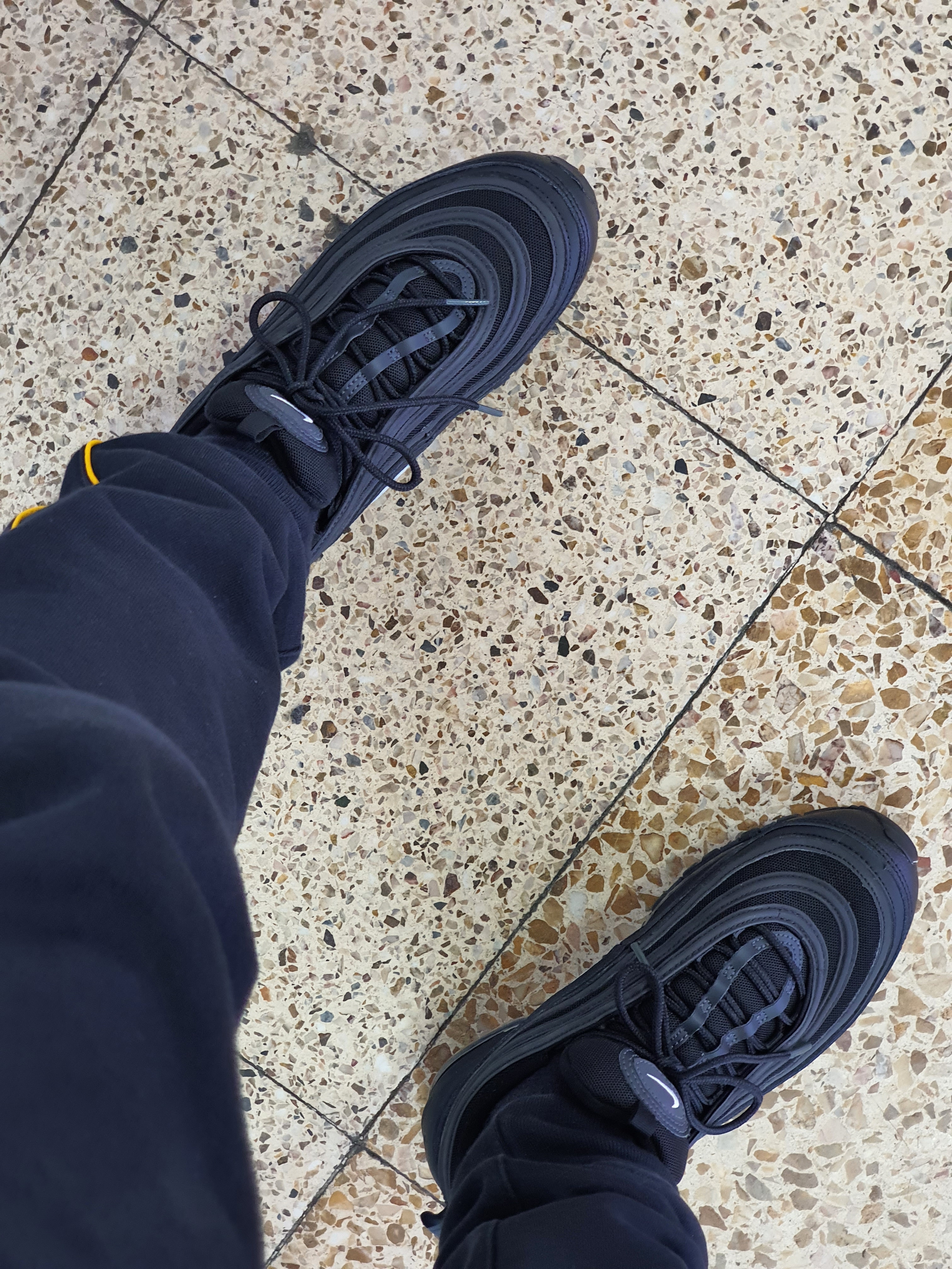 Nike Air Max 97 Black White Anthracite, Nike x Drake Nocta Essential Hoodie Black - Asia 착용 스타일 - 3