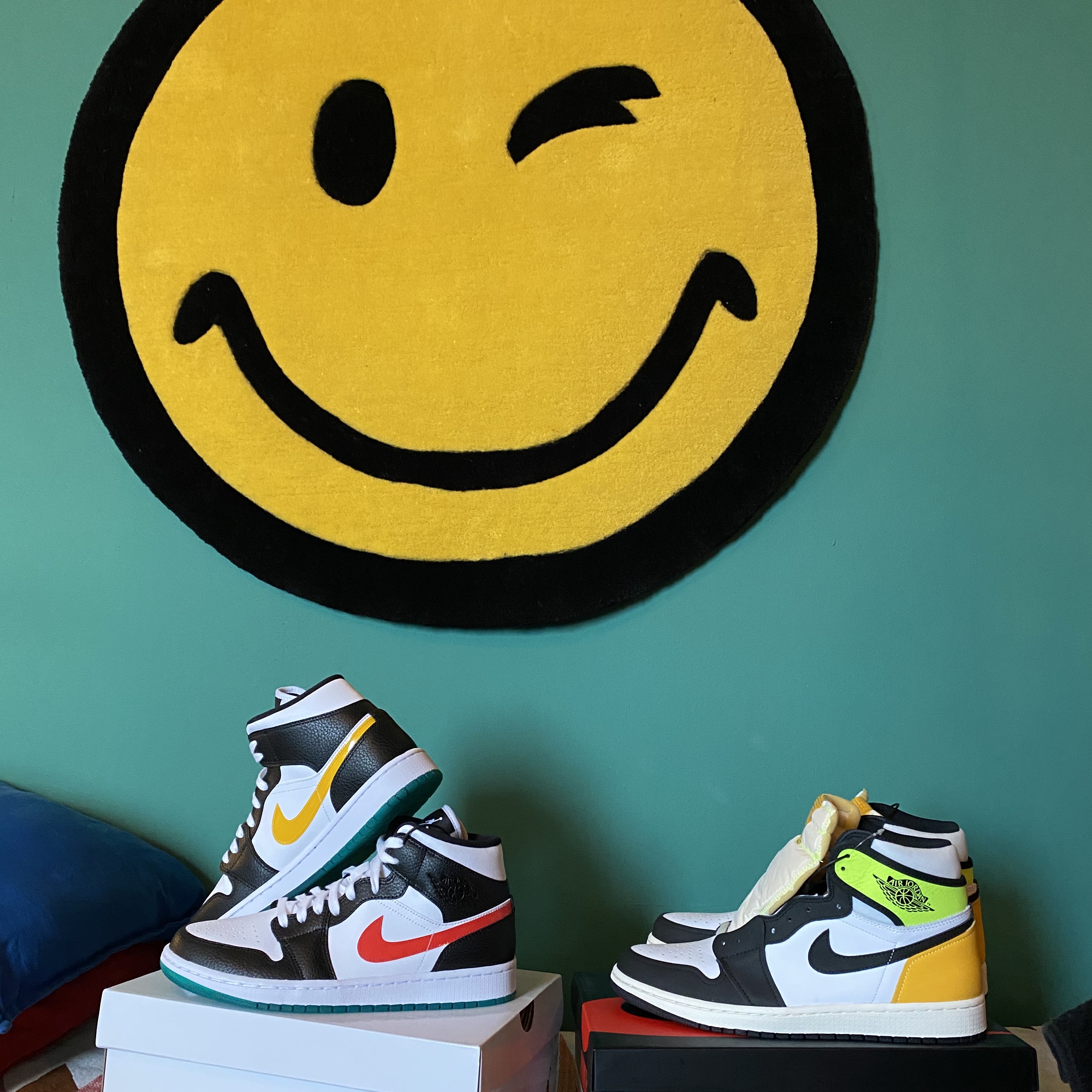 Jordan 1 Retro High OG Volt Gold, (W) Jordan 1 Mid Alternate Swooshes 착용 스타일