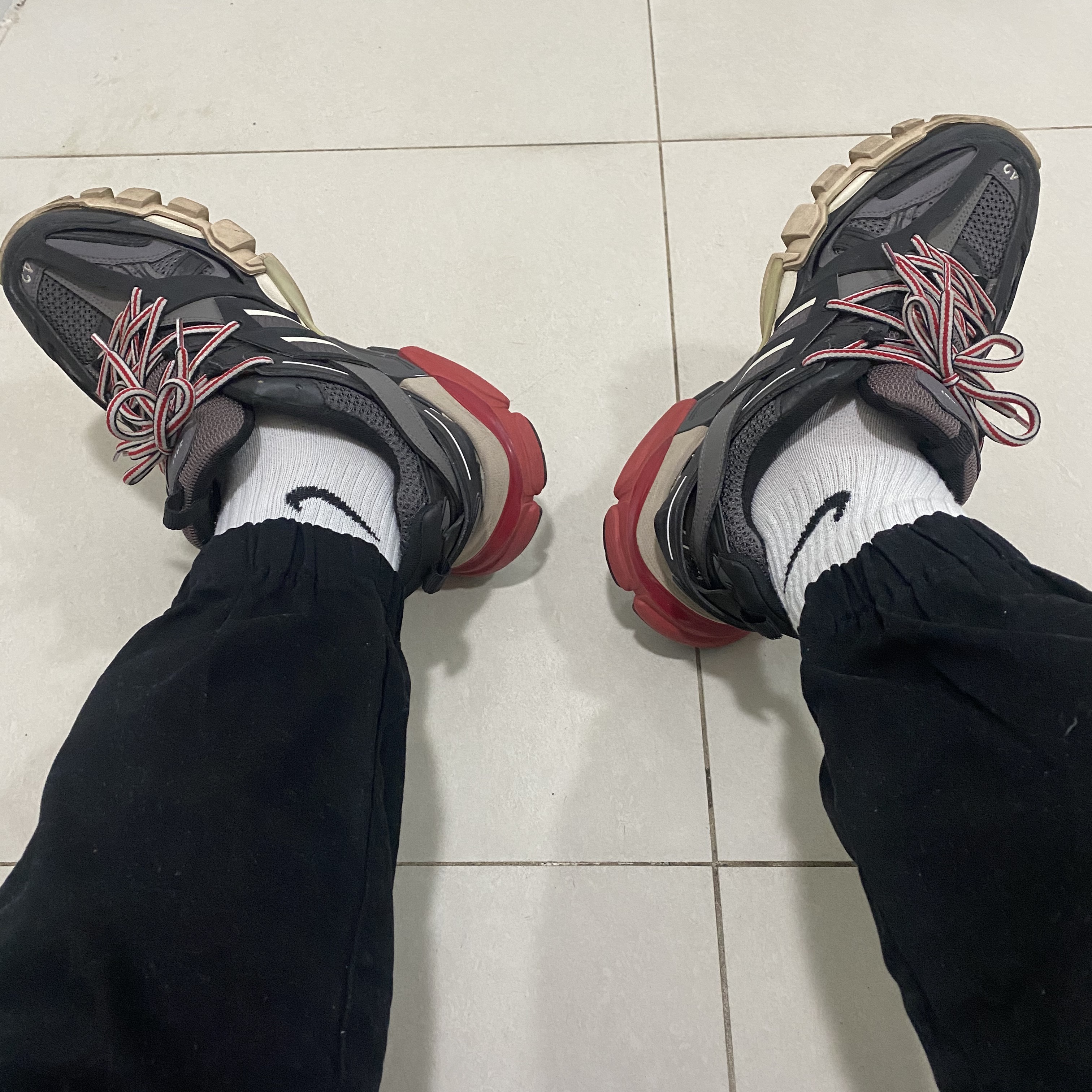 Balenciaga Track Sneakers Black Red 2019 착용 스타일 - 2