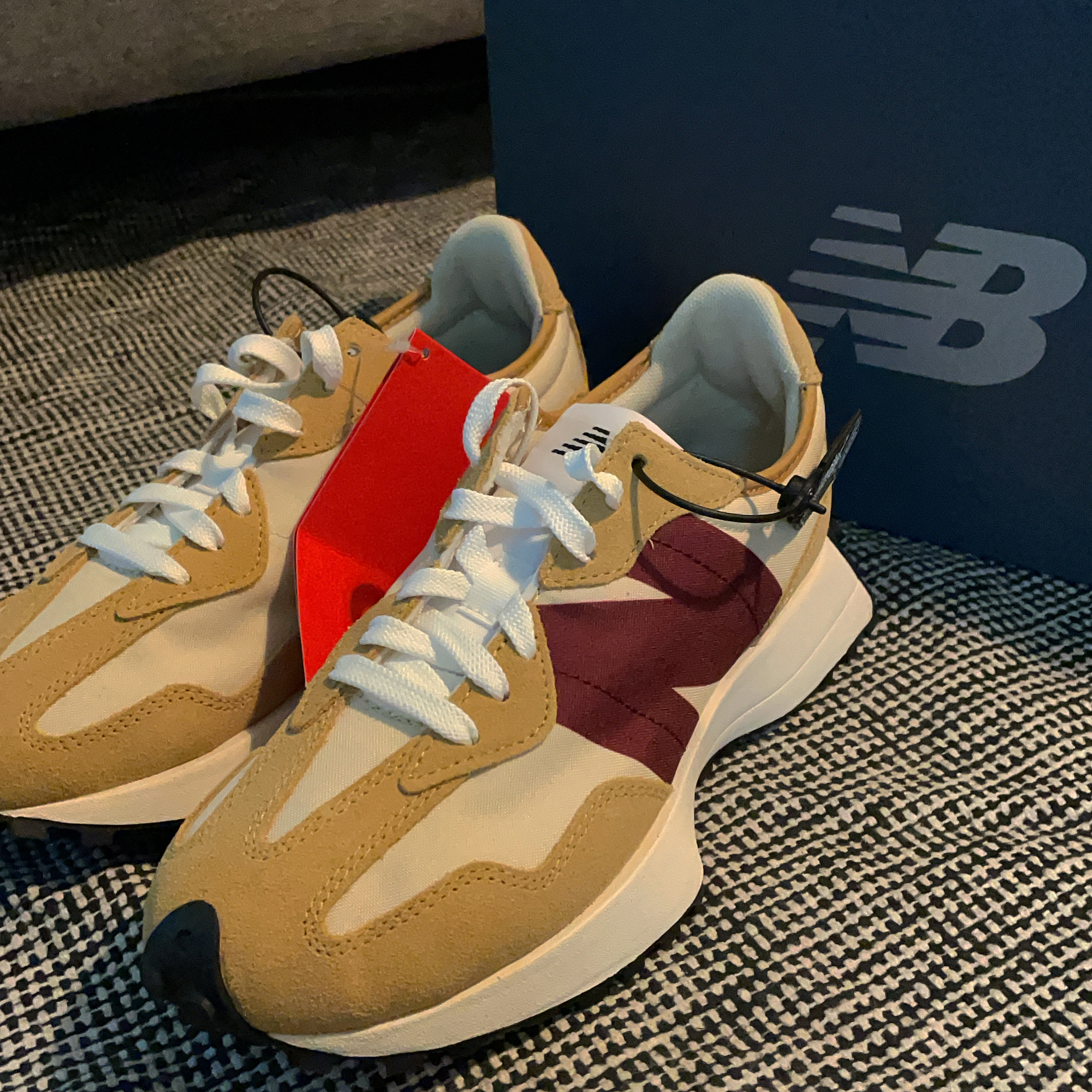 New Balance 327 Moonbeam Ghost Pepper 착용 스타일