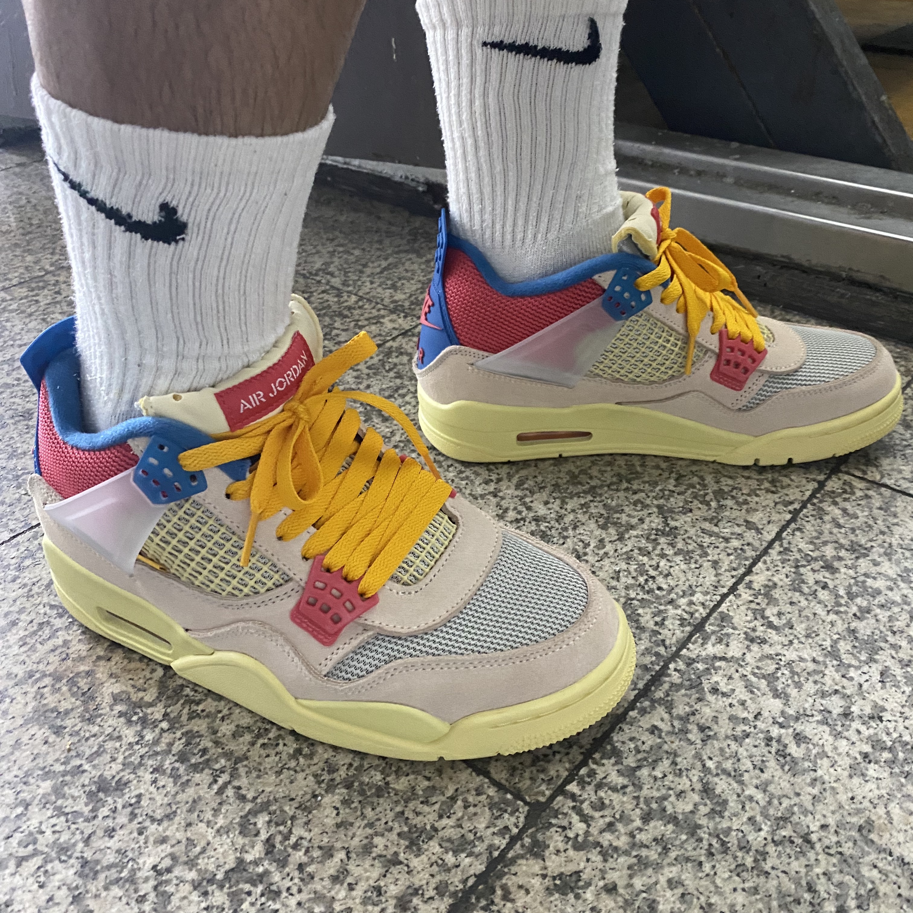Jordan 4 x Union Retro Guava Ice 착용 스타일 - 3