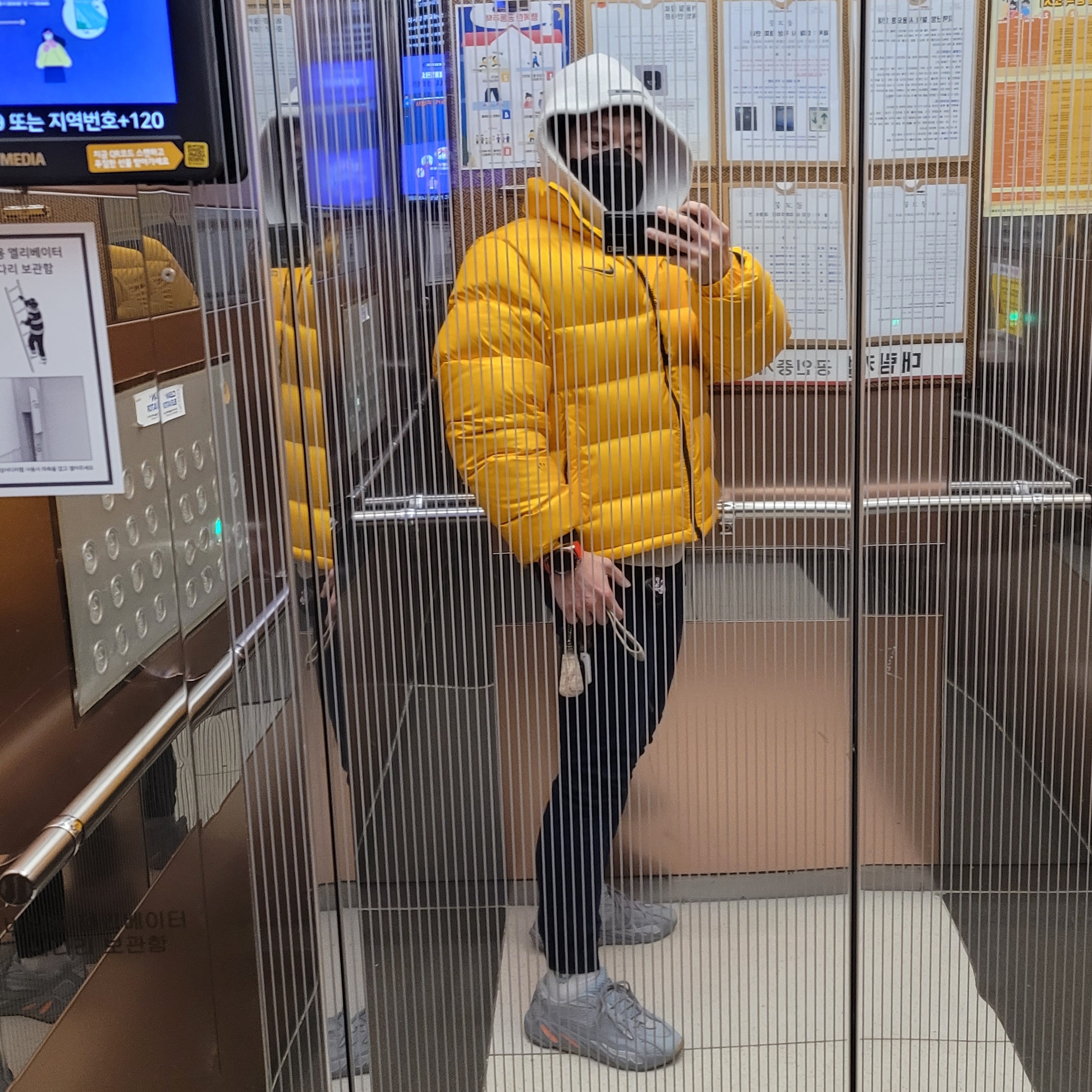 Nike x Drake Nocta Puffer Jacket University Gold - Asia, Adidas Yeezy Boost 700 V2 Inertia 착용 스타일 - 2