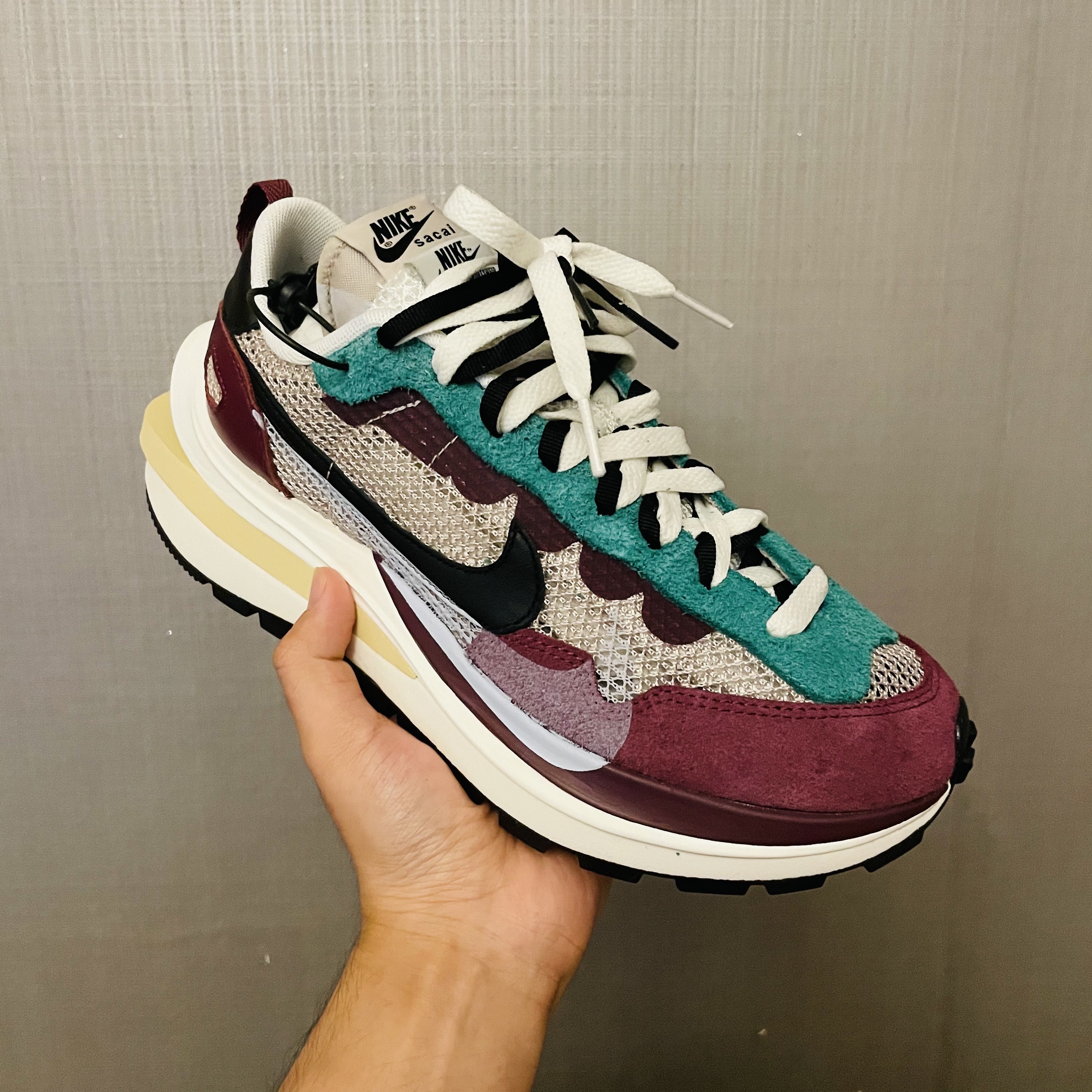 Nike x Sacai VaporWaffle String & Black Villain Red 착용 스타일 - 2