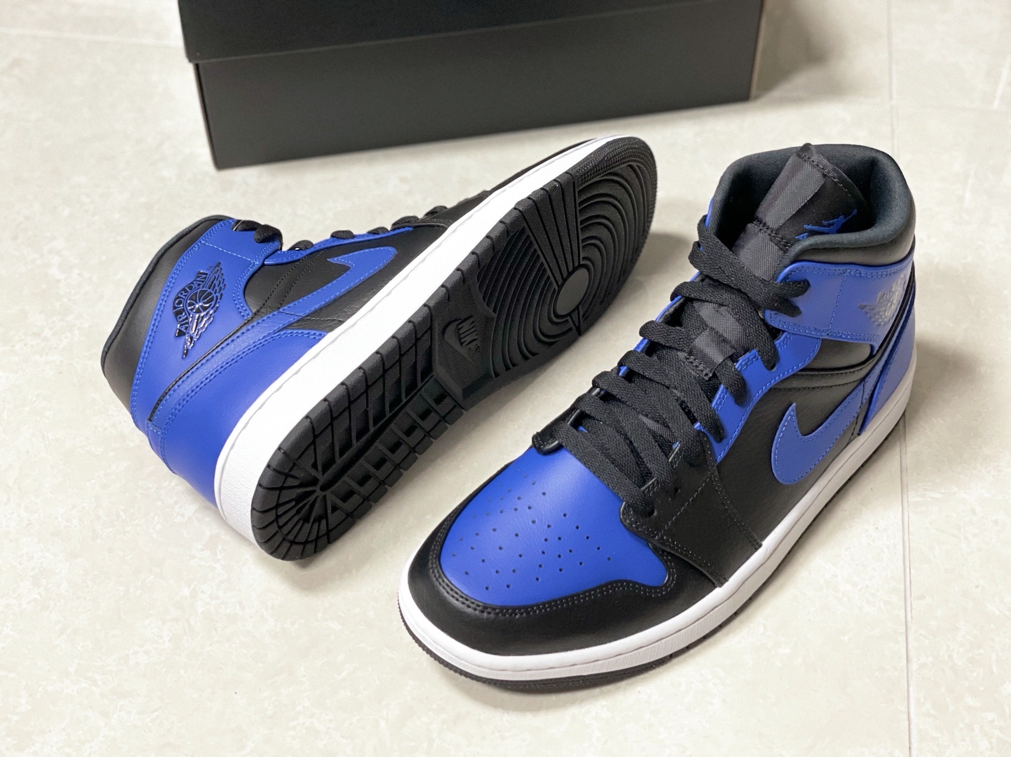 Jordan 1 Mid Black Hyper Royal 착용 스타일