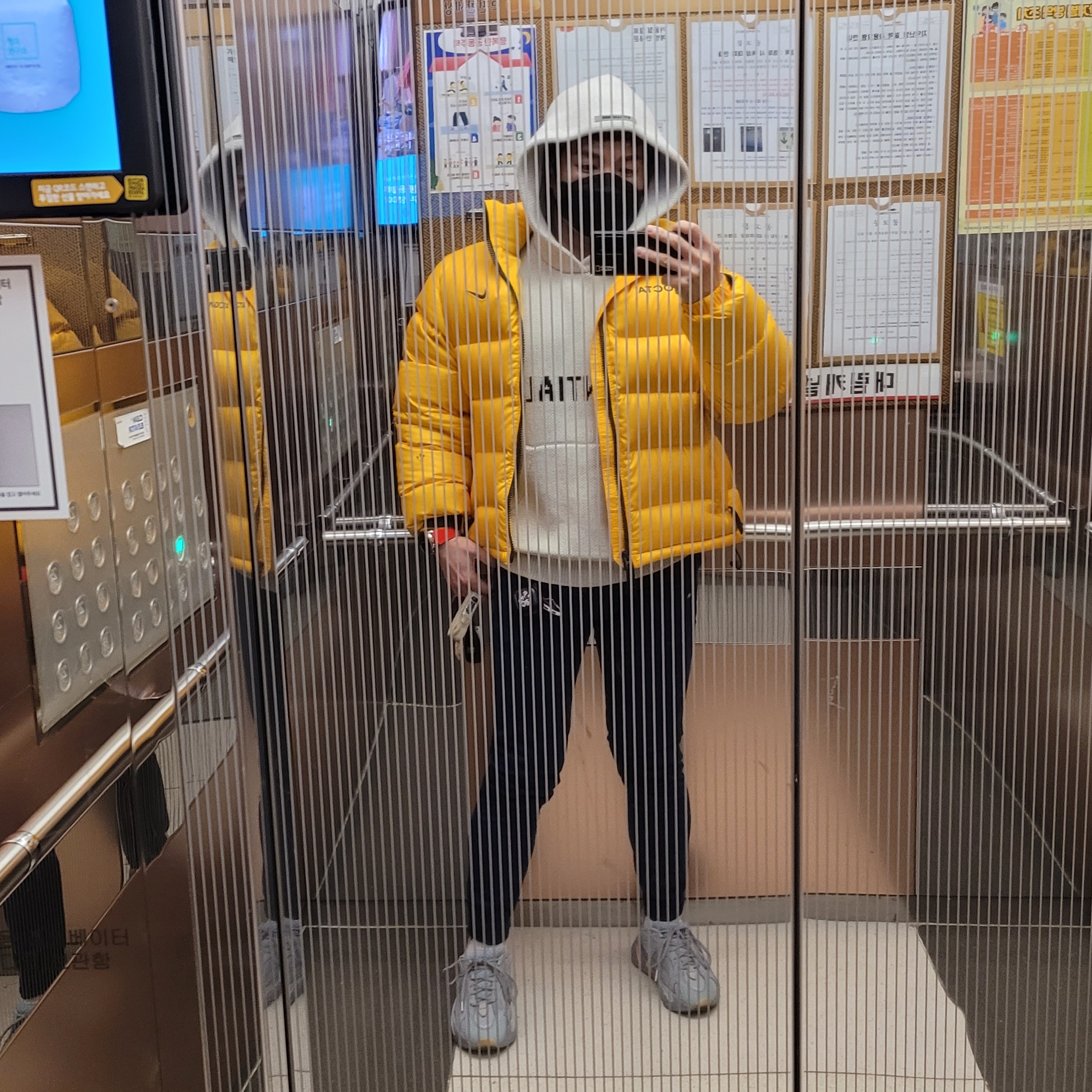Nike x Drake Nocta Puffer Jacket University Gold - Asia, Adidas Yeezy Boost 700 V2 Inertia 착용 스타일 - 1