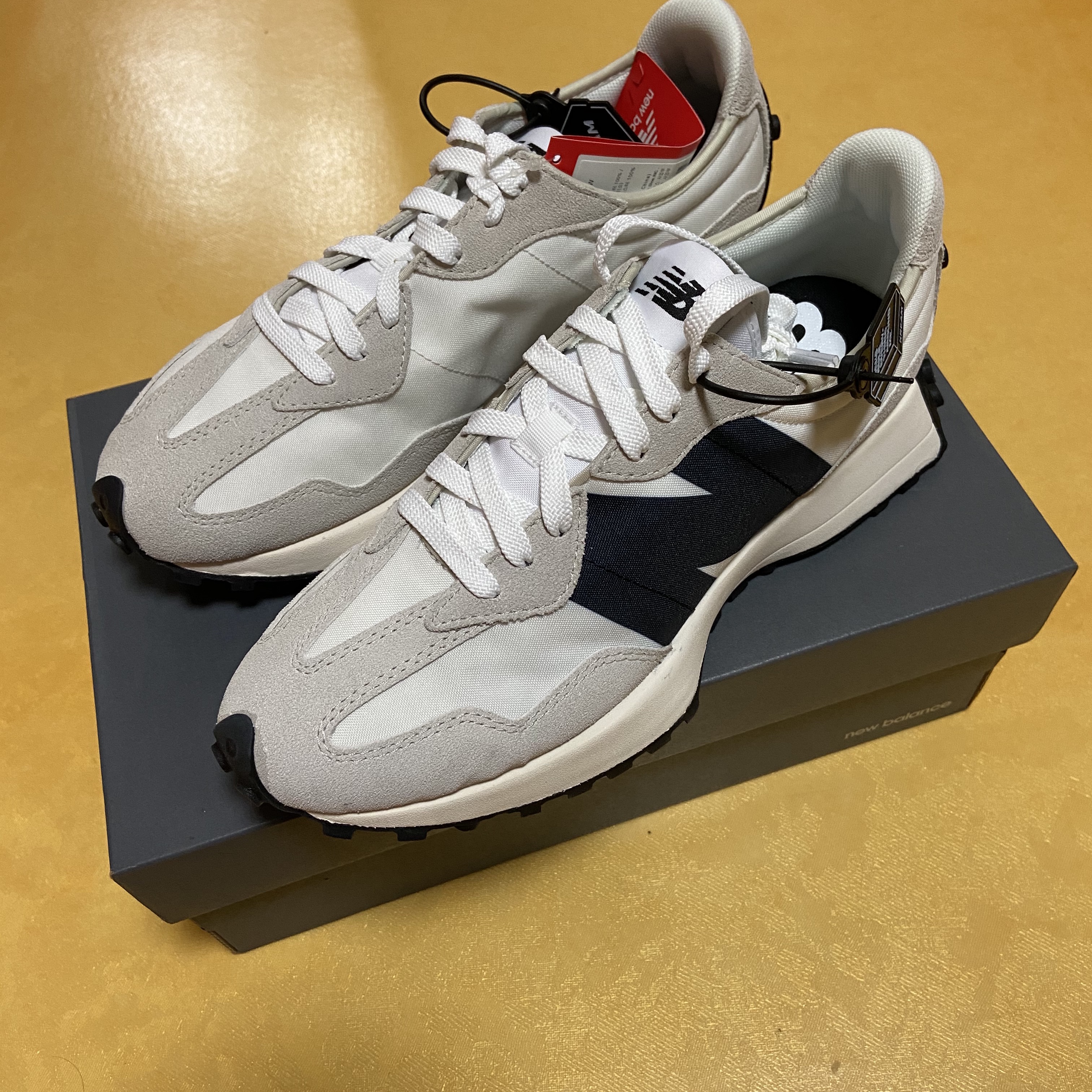 New Balance 327 White Black 착용 스타일 - 3
