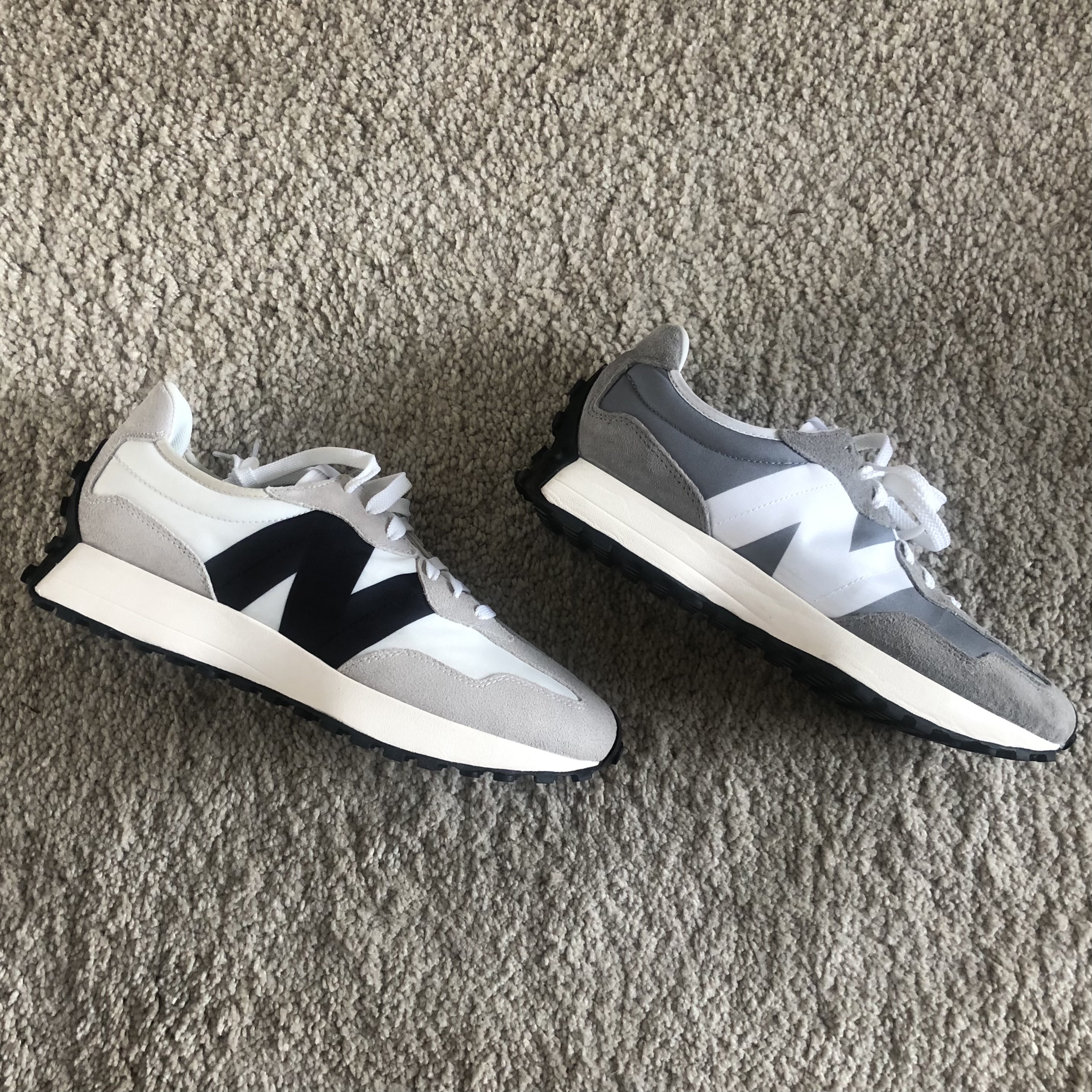 New Balance 327 White Black, New Balance 327 Grey 착용 스타일 - 1