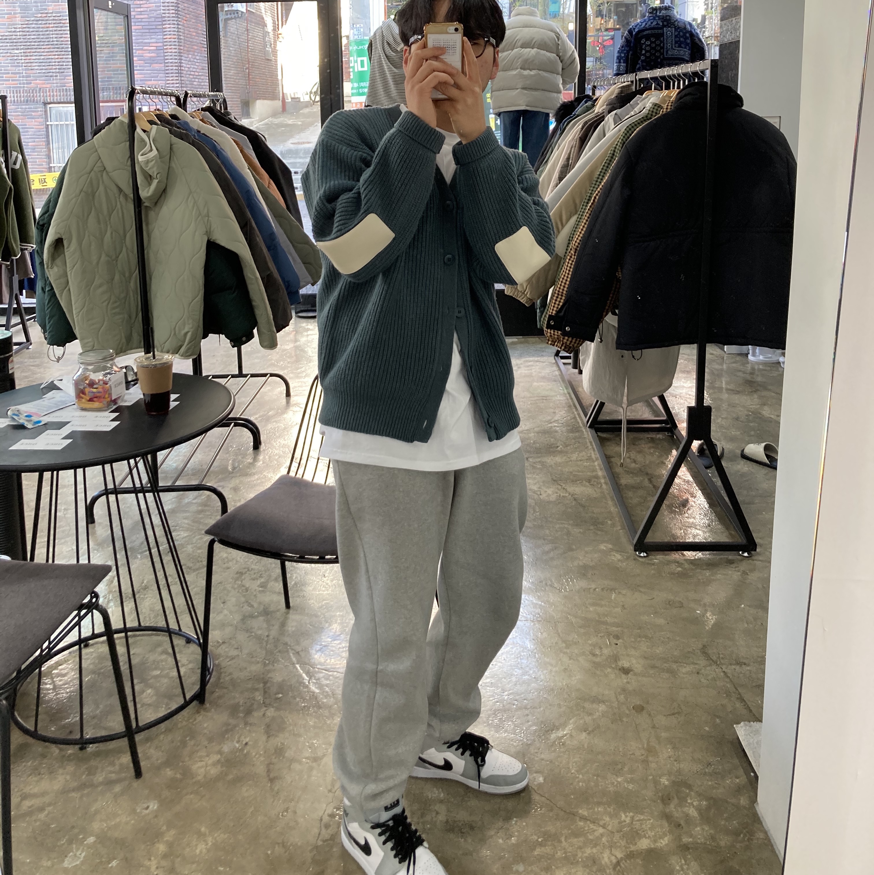 Jordan 1 Mid Light Smoke Grey 착용 스타일