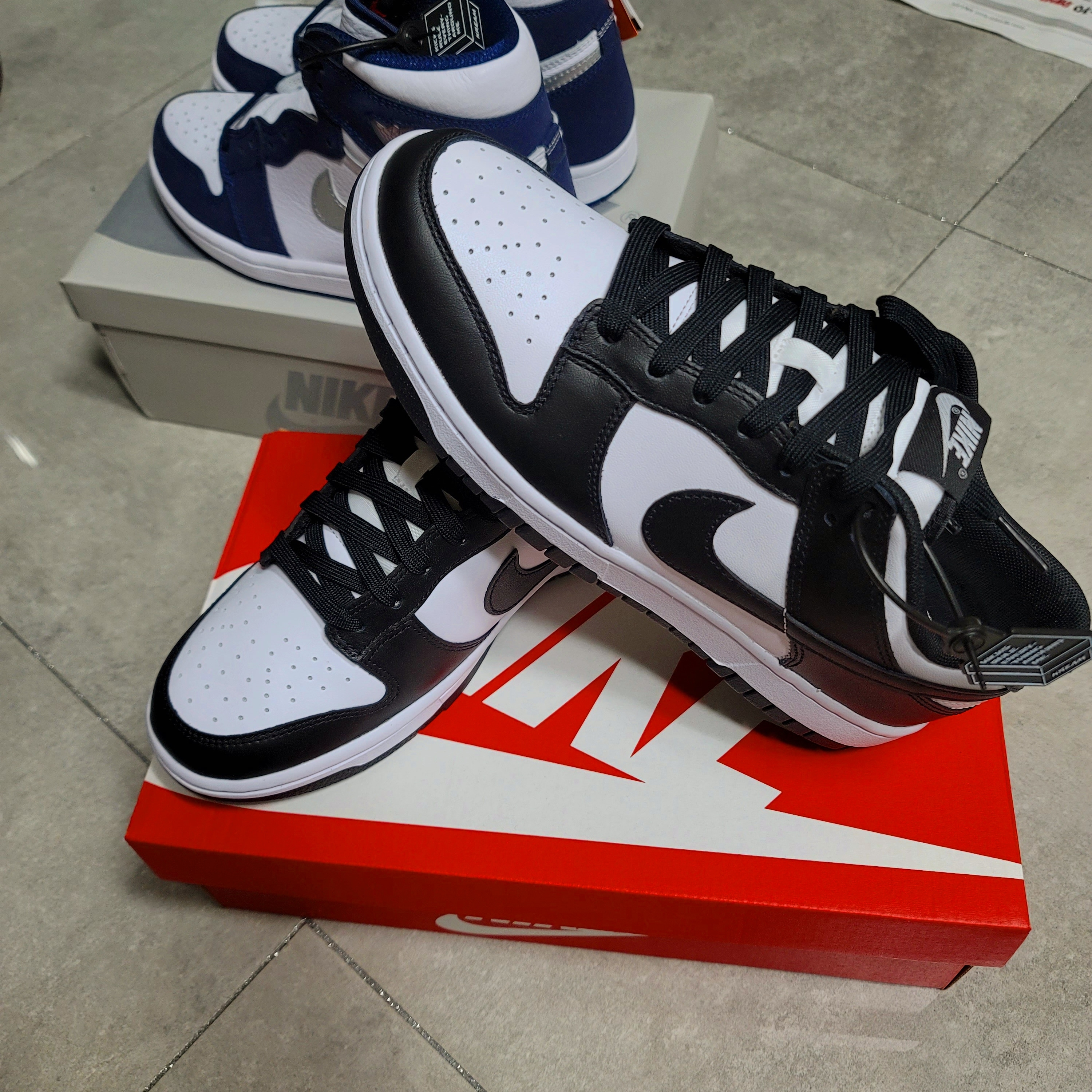 Jordan 1 Retro High OG CO.JP Midnight Navy, Nike Dunk Low Retro Black 착용 스타일