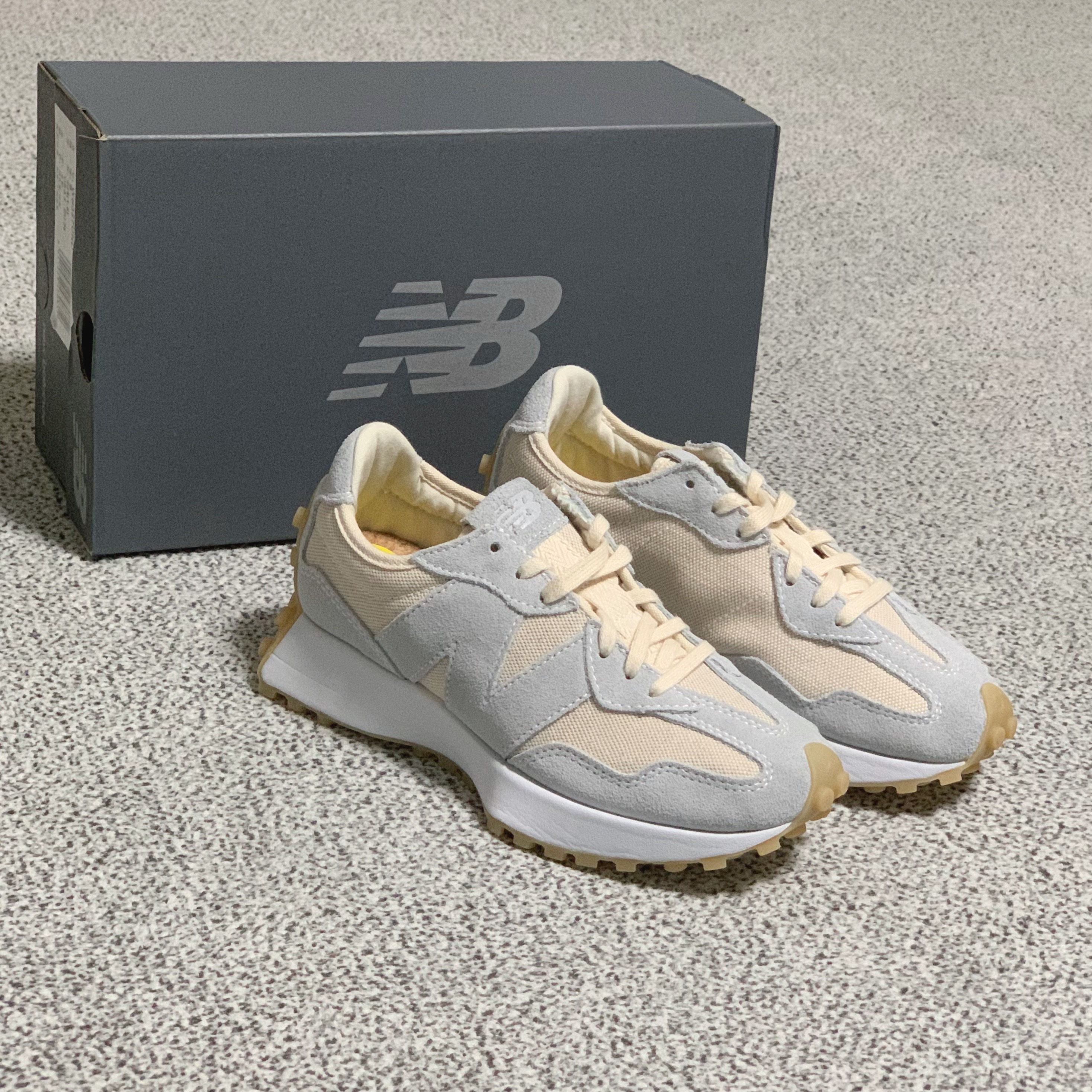 (W) New Balance 327 Undyed White Pale Blue, (PS) New Balance 327 Black 착용 스타일 - 1