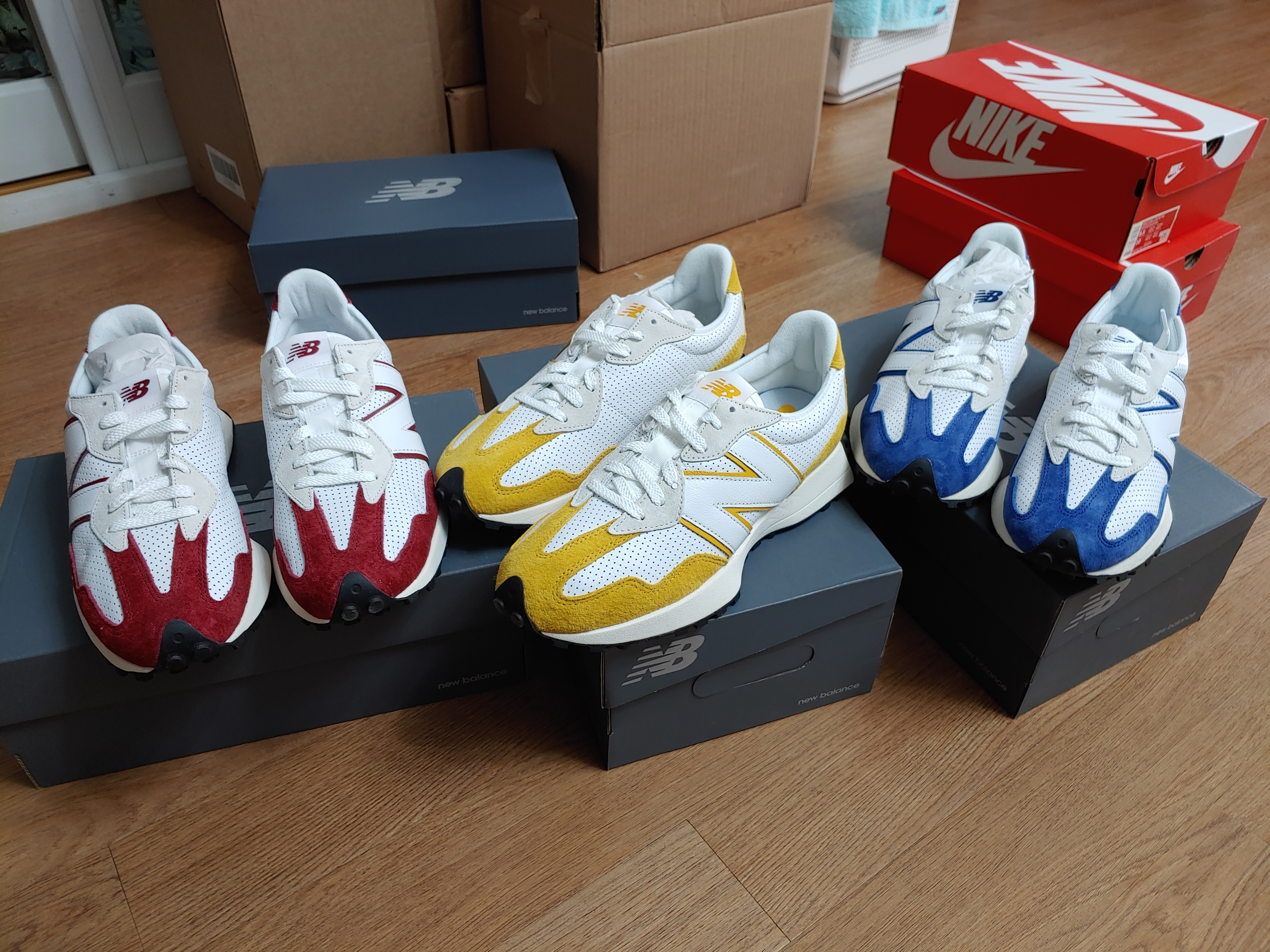 New Balance 327 Primary Pack Red, New Balance 327 Primary Pack Yellow 착용 스타일 - 1