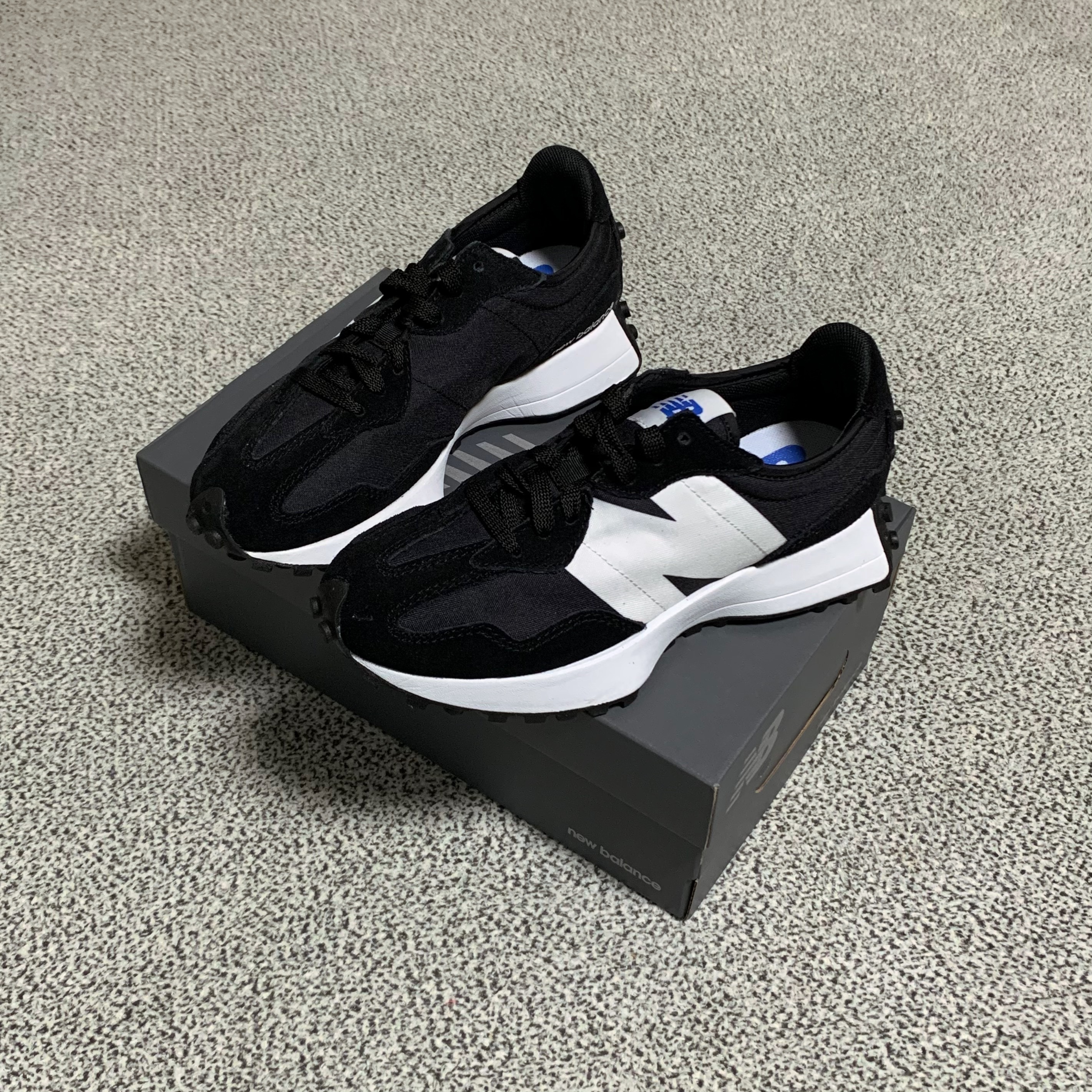 (W) New Balance 327 Undyed White Pale Blue, (PS) New Balance 327 Black 착용 스타일 - 2