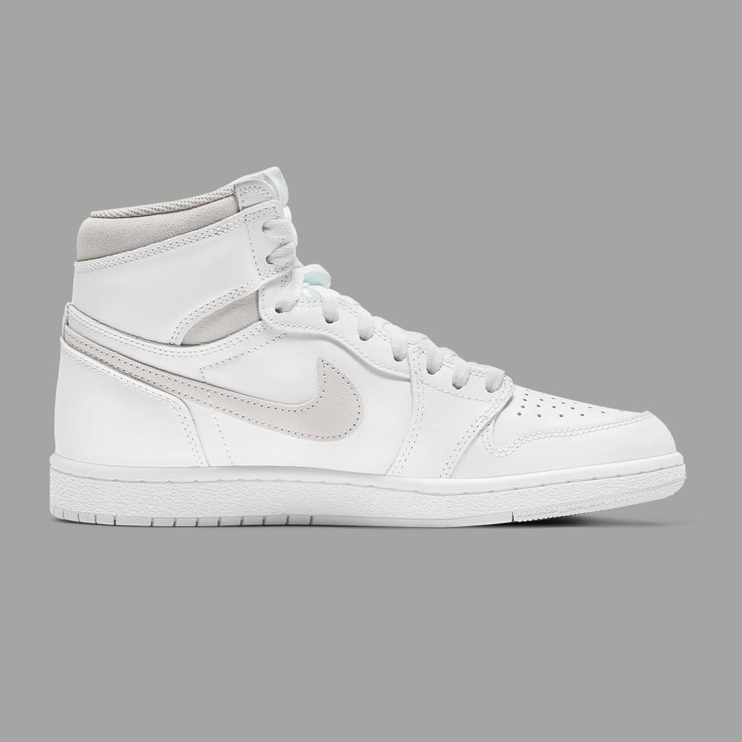 Jordan 1 x Off-White Retro High White, (W) Jordan 1 Mid SE Iridescent Trim 착용 스타일 - 2