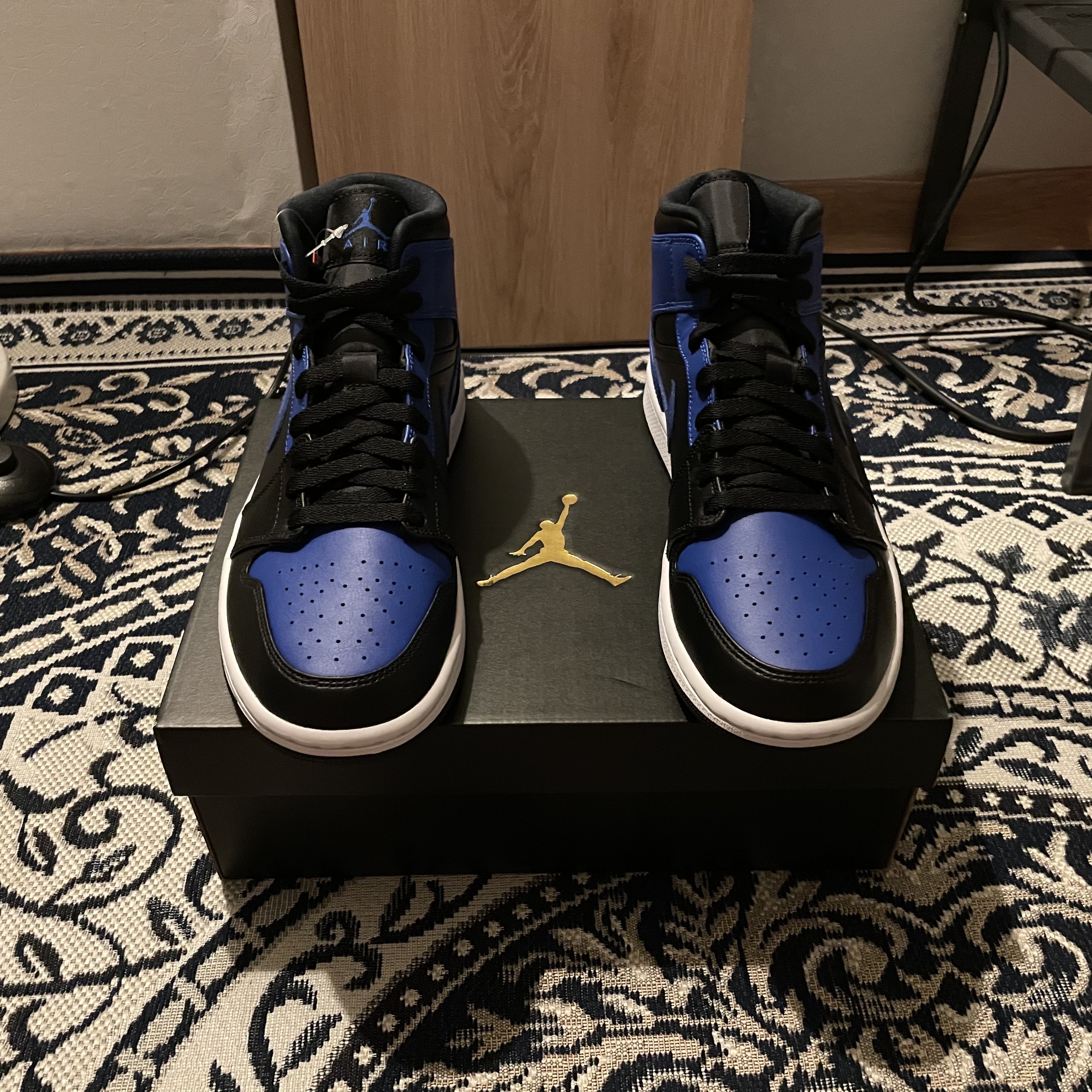 Jordan 1 Mid Black Hyper Royal 착용 스타일 - 1