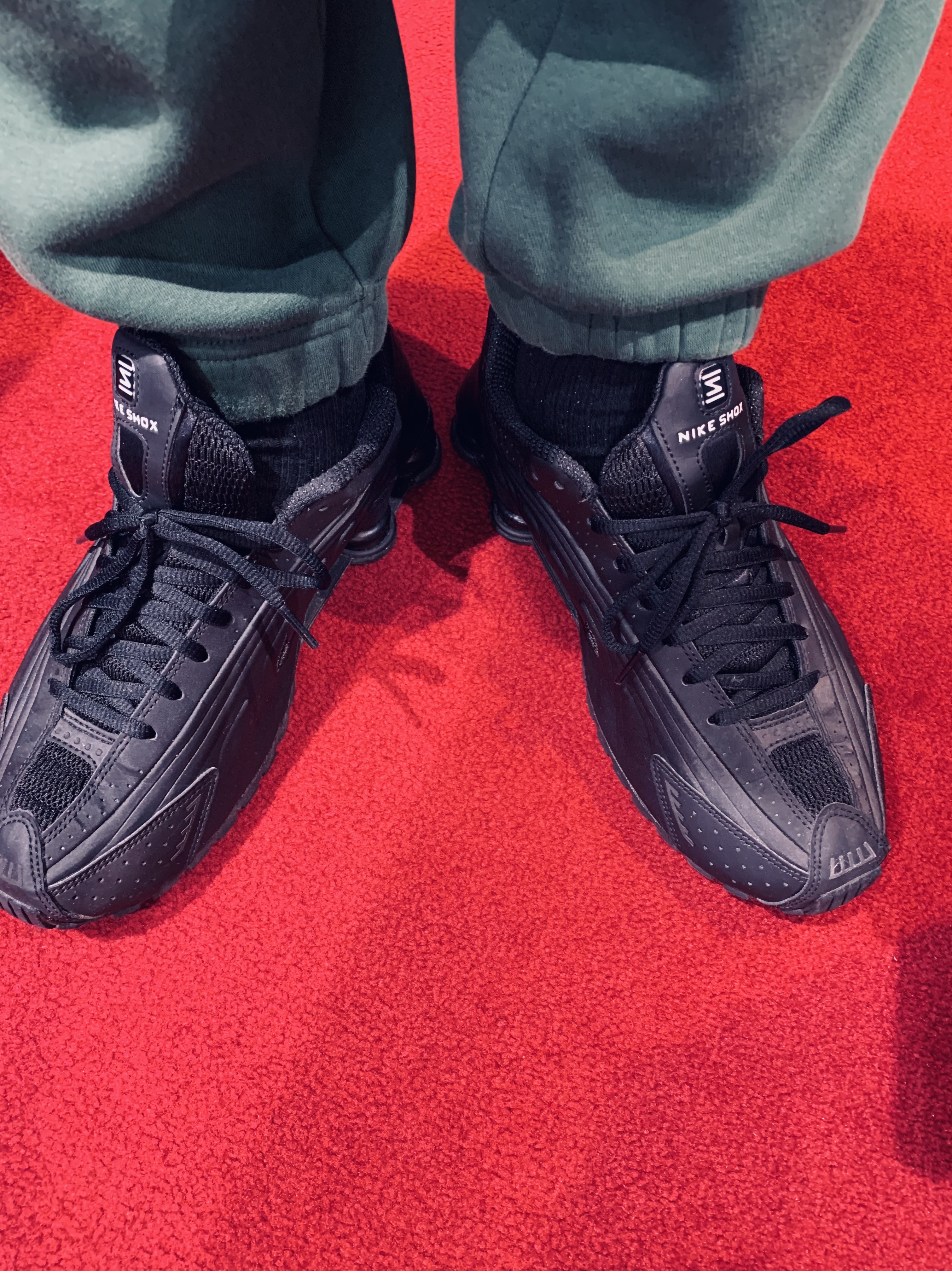 Nike Shox R4 Triple Black 착용 스타일