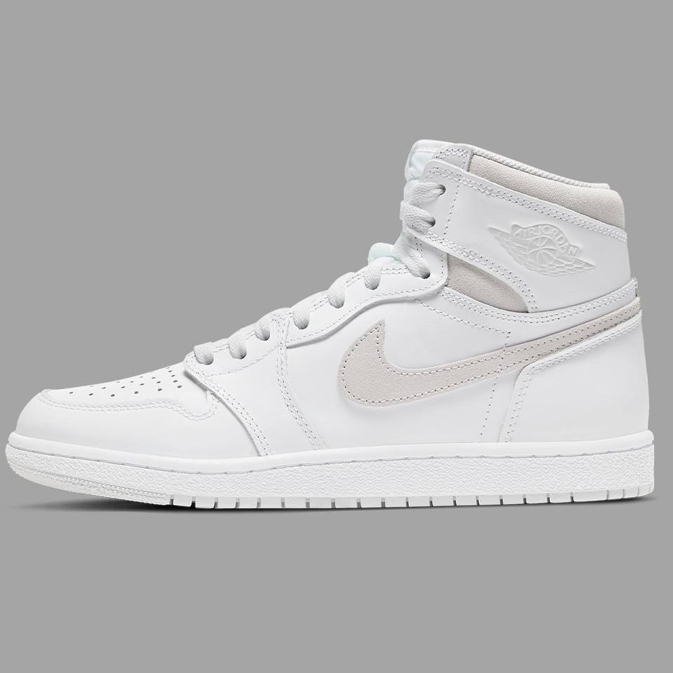 Jordan 1 x Off-White Retro High White, (W) Jordan 1 Mid SE Iridescent Trim 착용 스타일 - 1
