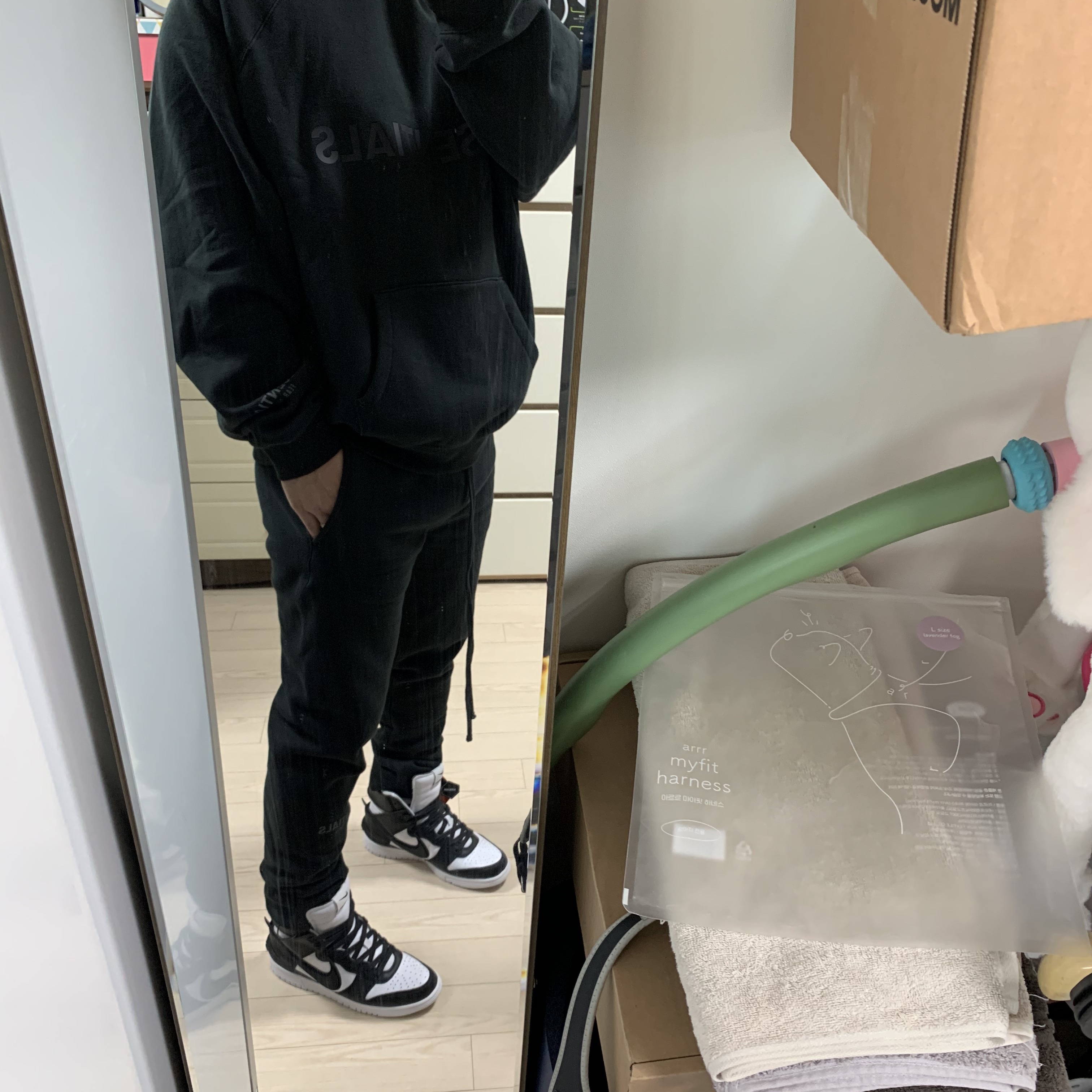Essentials Sweatpants Dark Slate/Black 2020 착용 스타일 - 2