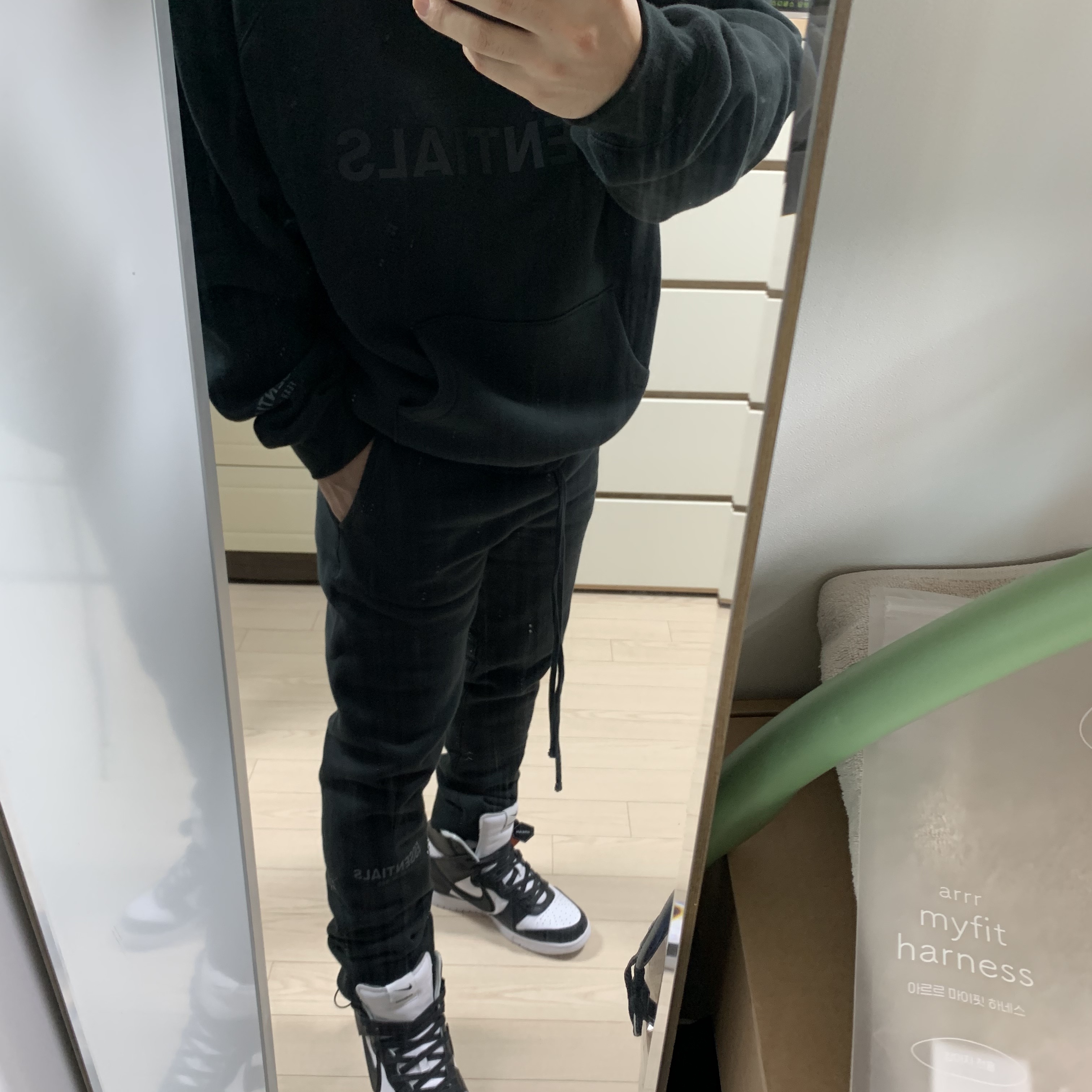 Essentials Sweatpants Dark Slate/Black 2020 착용 스타일 - 1