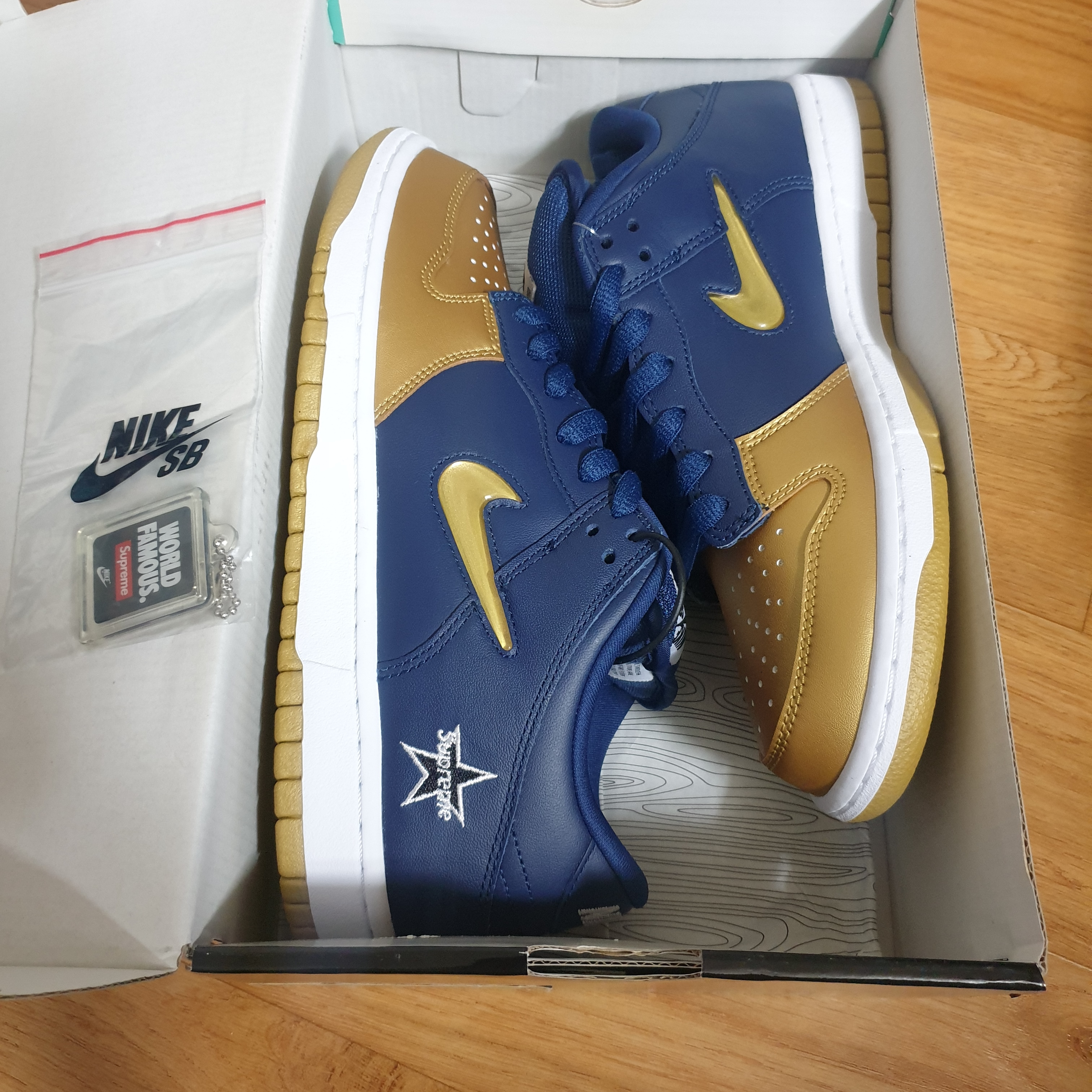 Nike x Supreme SB Dunk Low Jewel Swoosh Gold 착용 스타일 - 3
