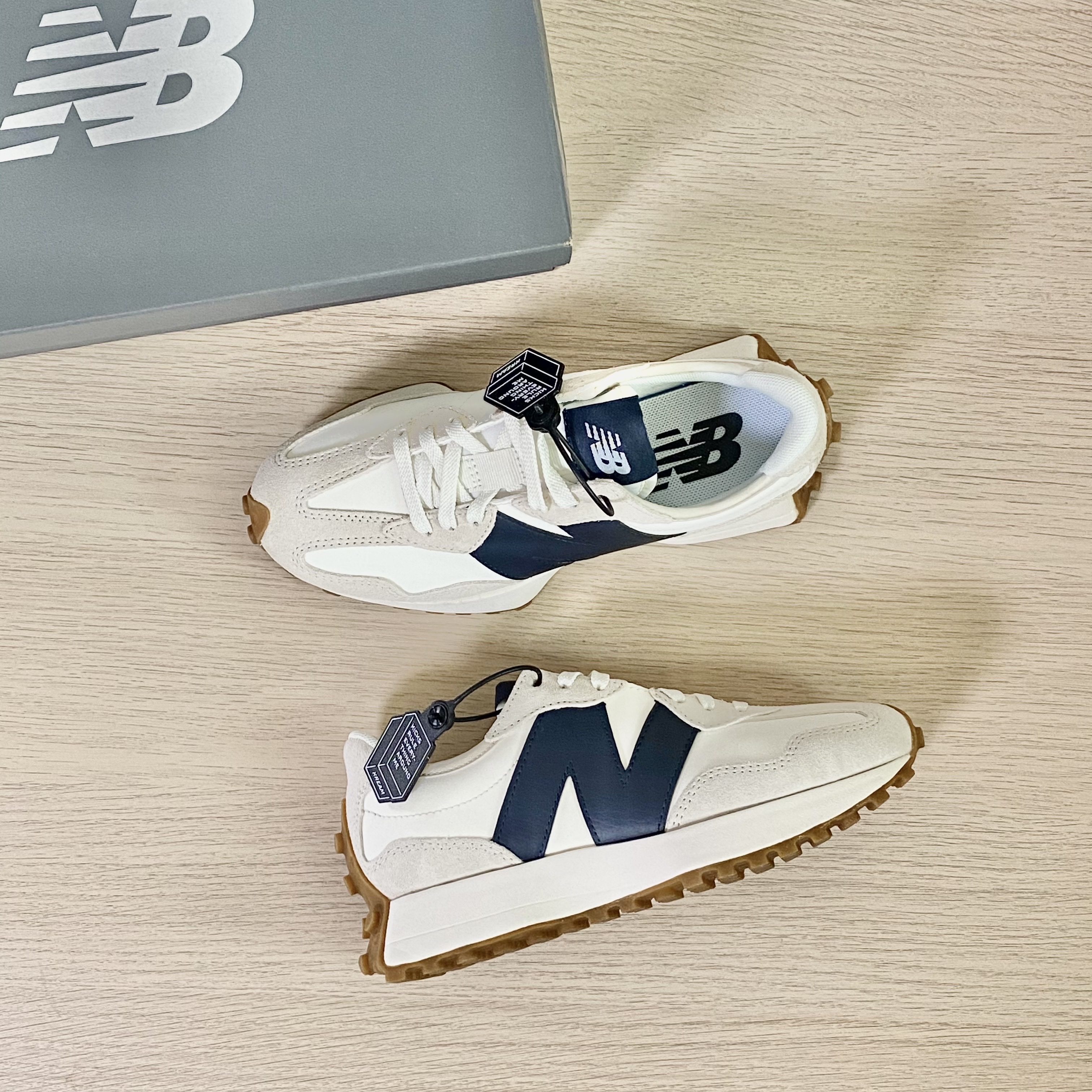 (W) New Balance 327 Beige Gum 착용 스타일