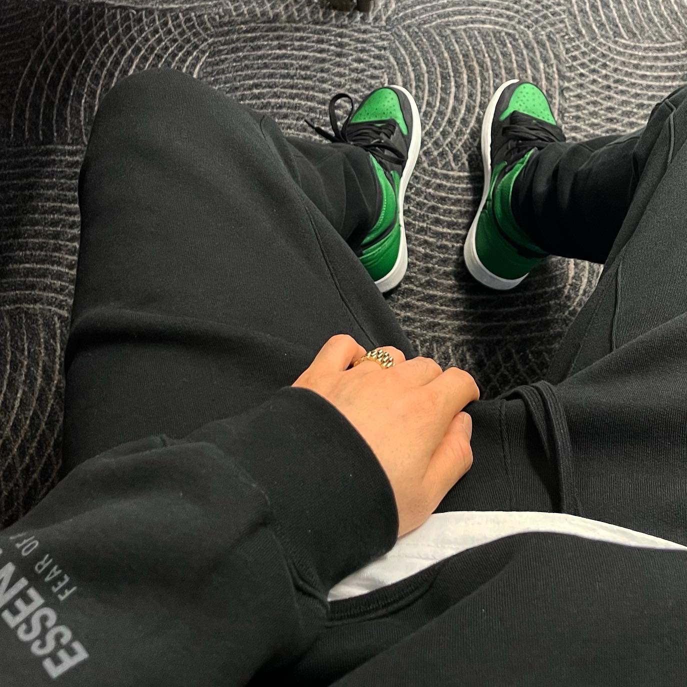 Essentials 3D Silicon Applique Pullover Hoodie Dark Slate/Black 2020, Essentials Sweatpants Dark Slate/Black 2020 착용 스타일