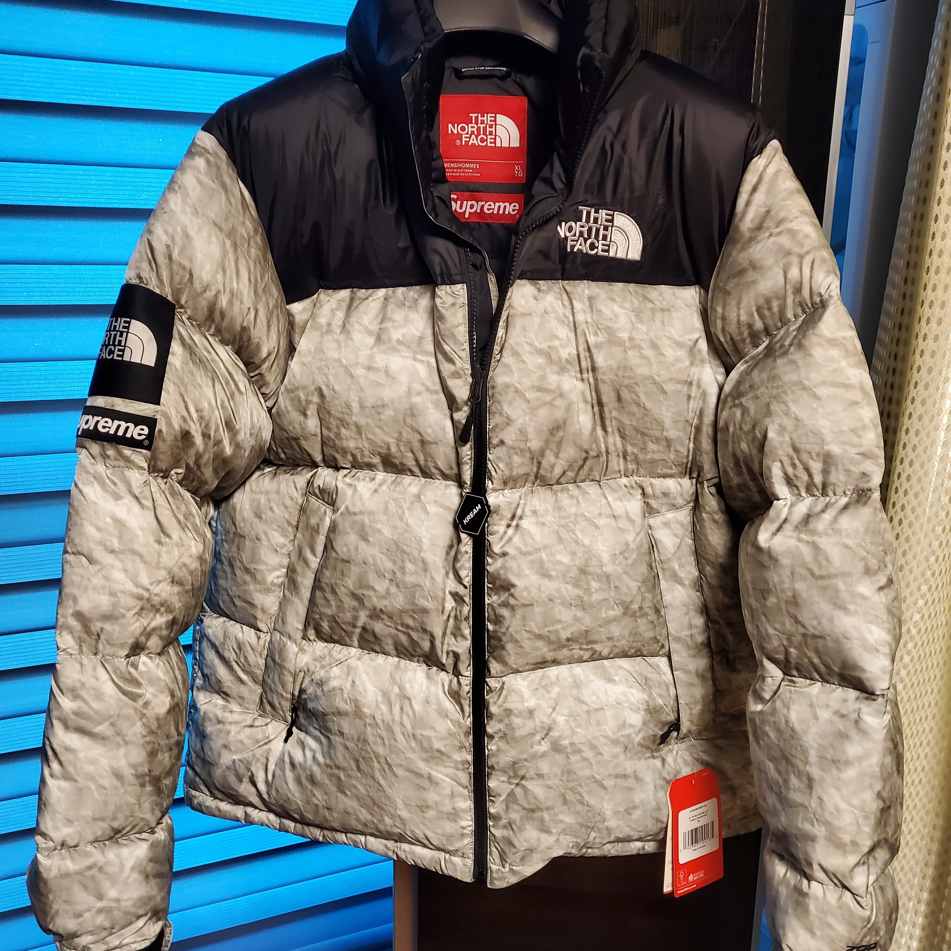 Supreme x The North Face Paper Print Nuptse Jacket - 19FW 착용 스타일