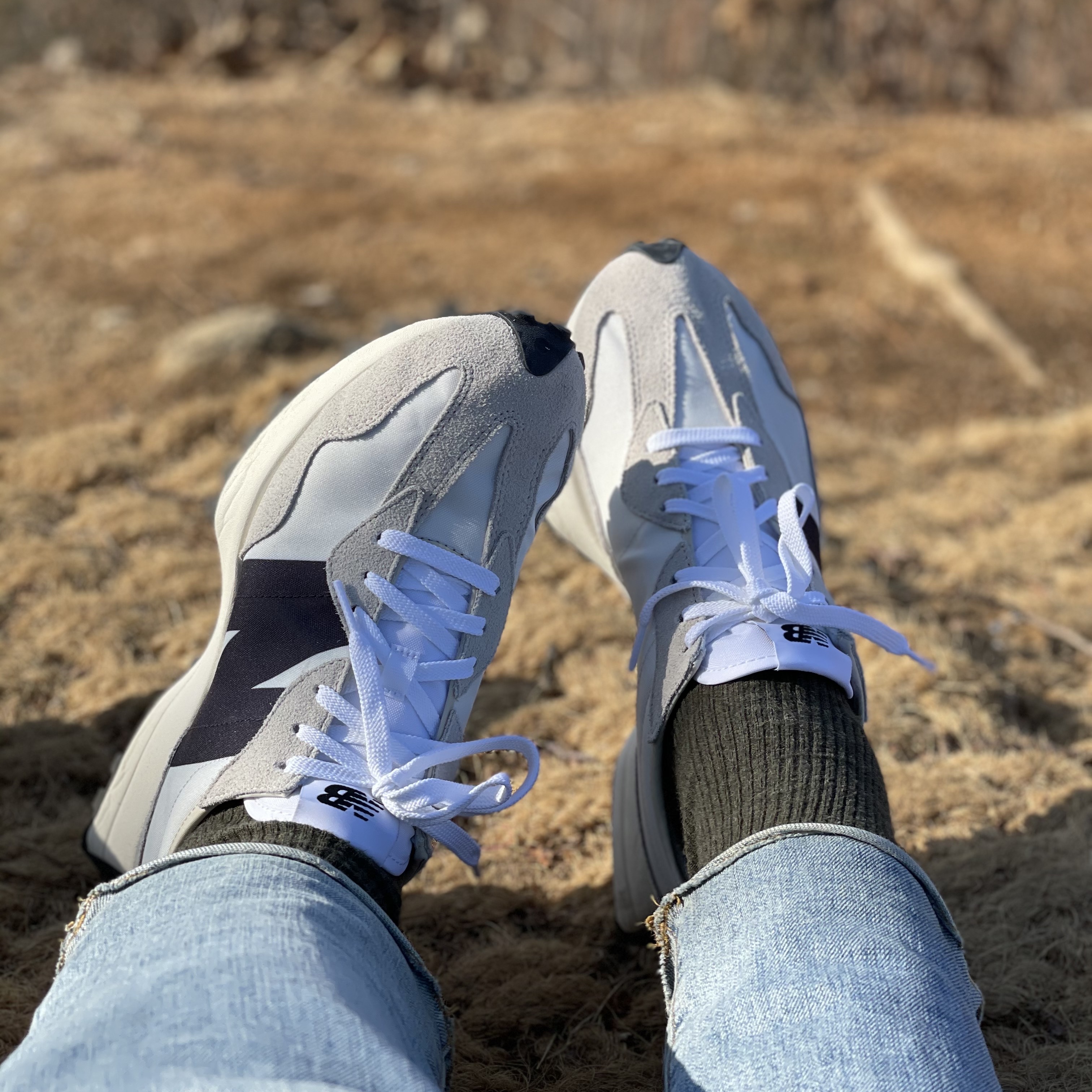 New Balance 327 White Black 착용 스타일 - 1