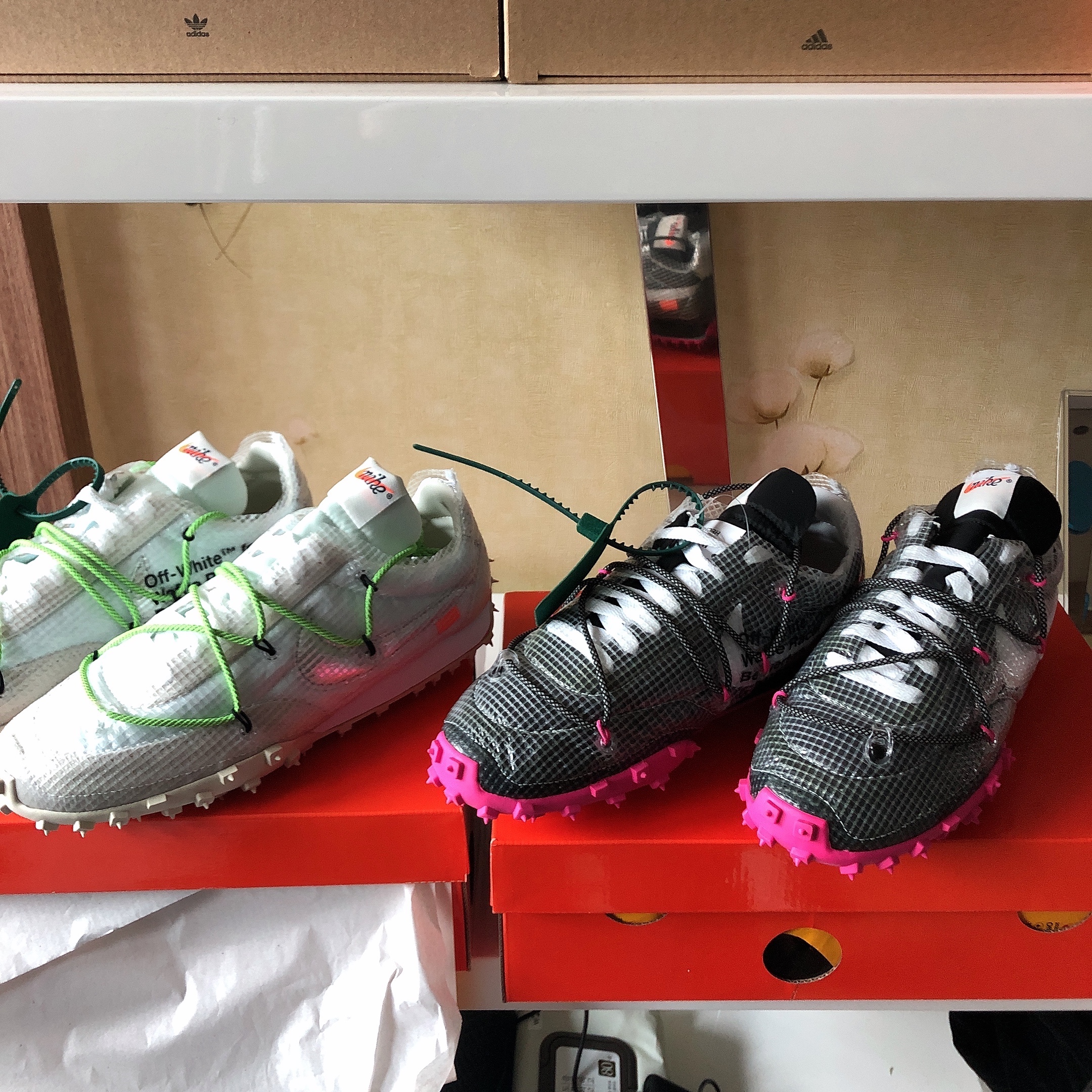 (W) Nike x Off-White Waffle Racer White, (W) Nike x Off-White Waffle Racer Black 착용 스타일