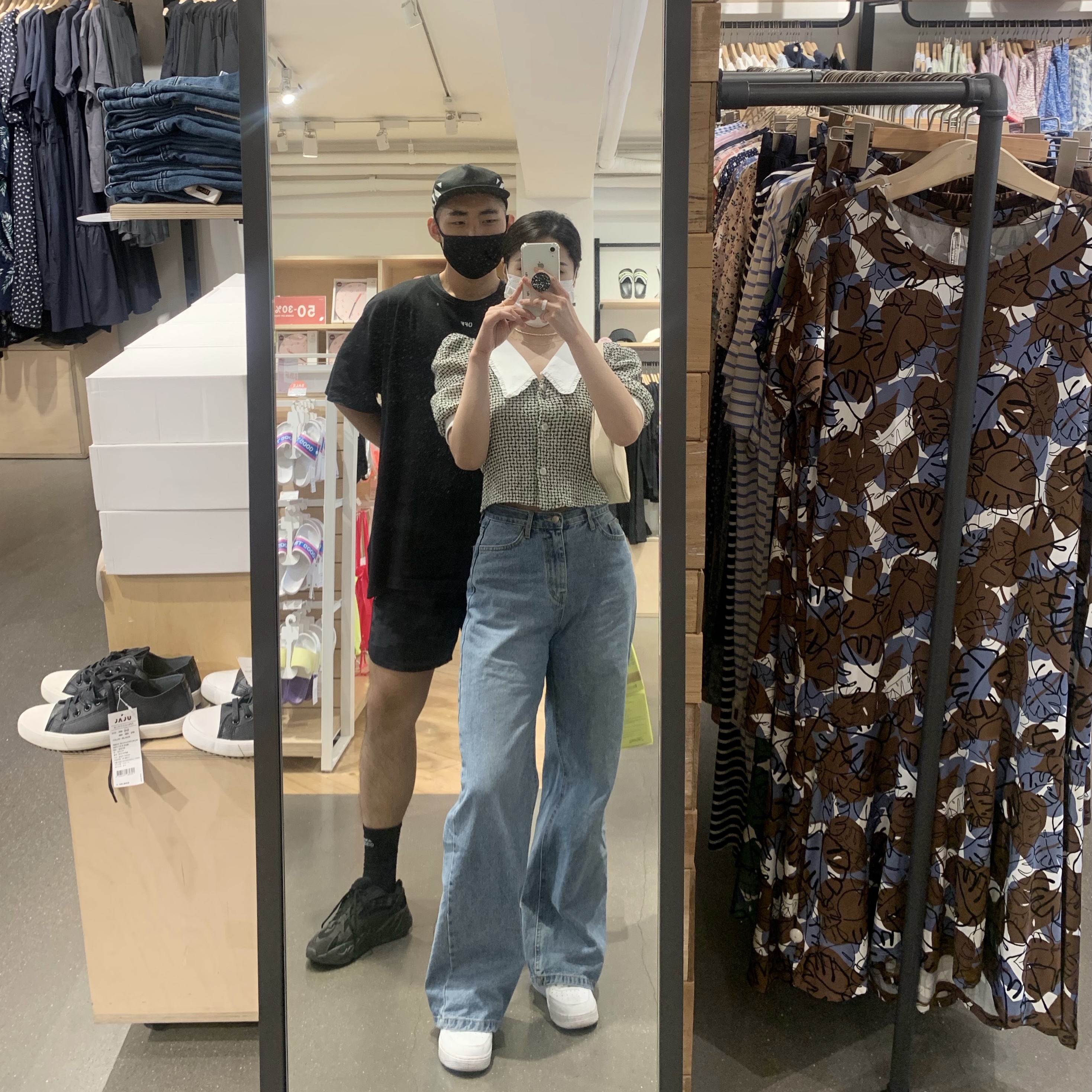 Adidas Yeezy Boost 700 V2 Vanta 2019, Nike Air Force 1 '07 Low White 착용 스타일