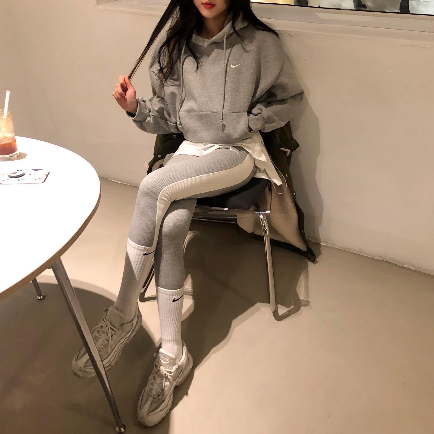 (W) Nike Air Max 95 Triple White 착용 스타일 - 2