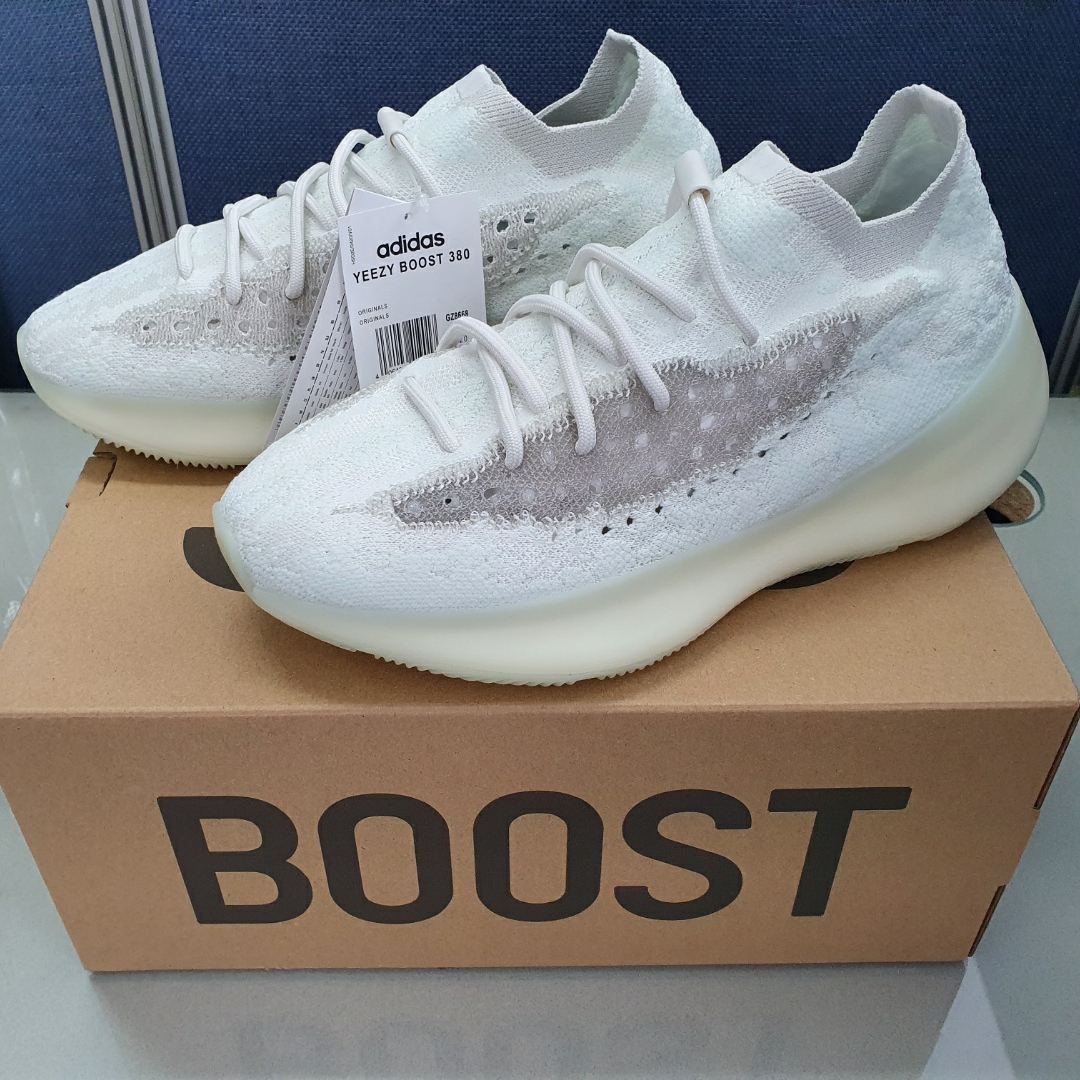 Adidas Yeezy Boost 380 Calcite Glow 착용 스타일