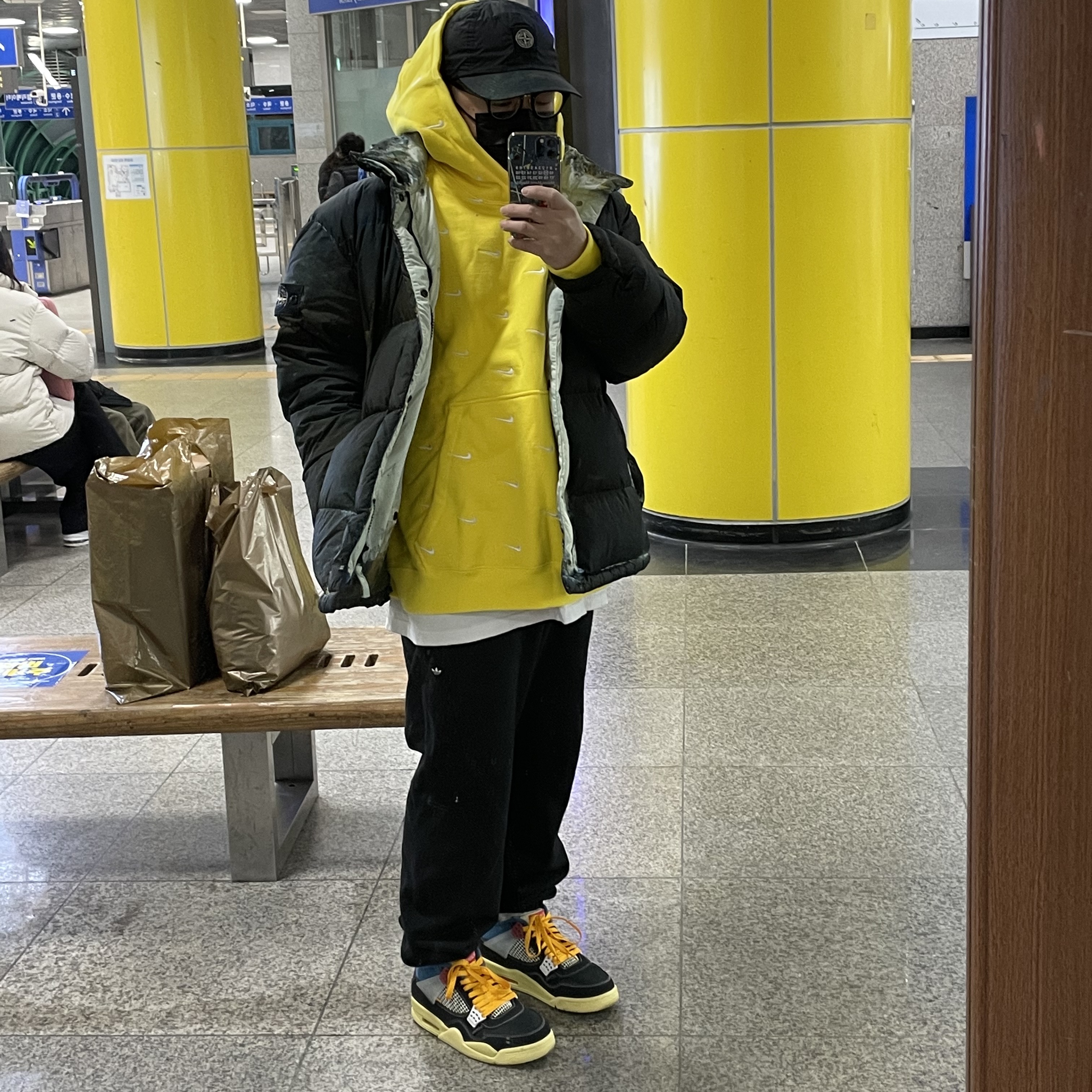 Jordan 4 x Union Retro Off Noir, Supreme x Stone Island Painted Camo Nylon 6-Panel Dark Teal - 20FW 착용 스타일