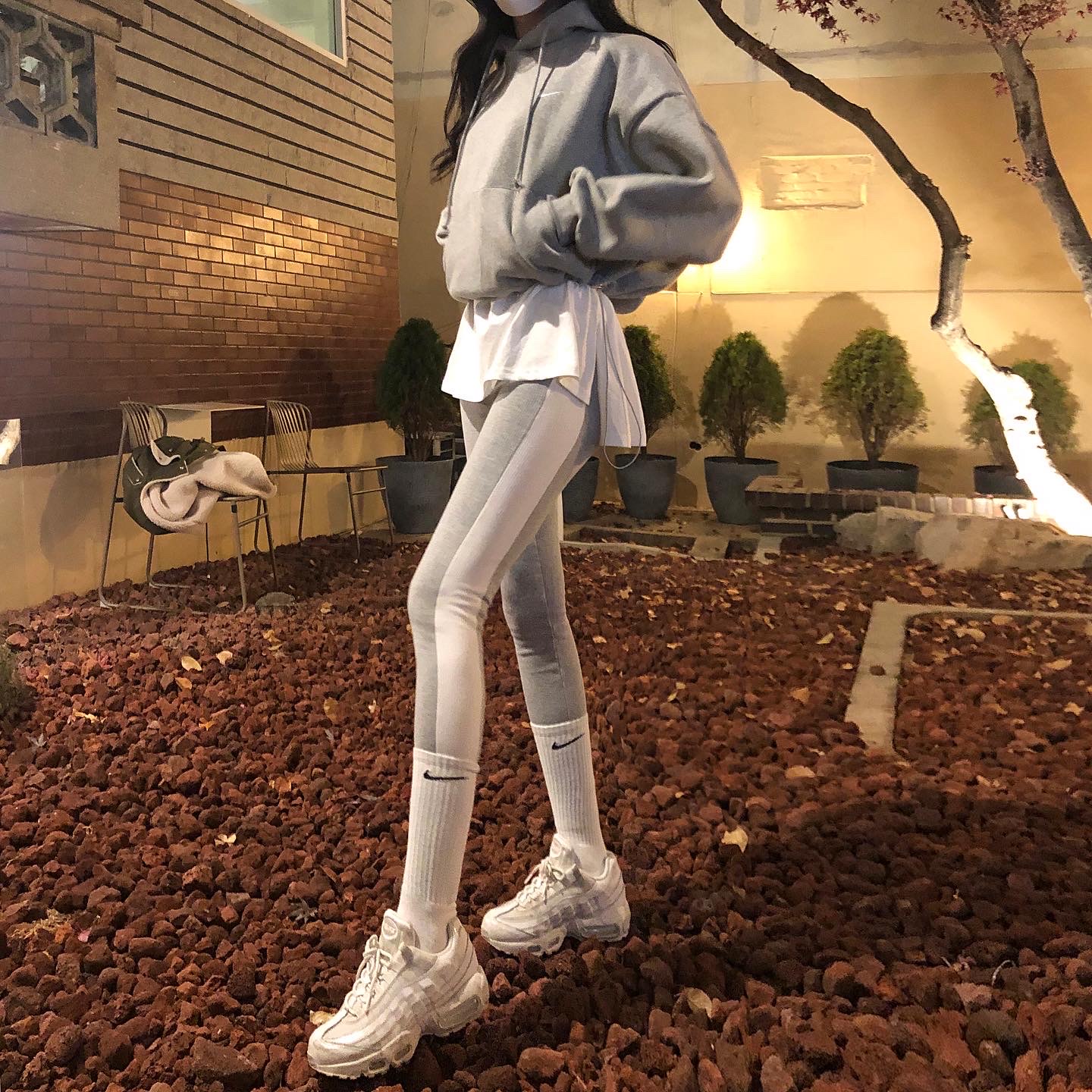 (W) Nike Air Max 95 Triple White 착용 스타일 - 4