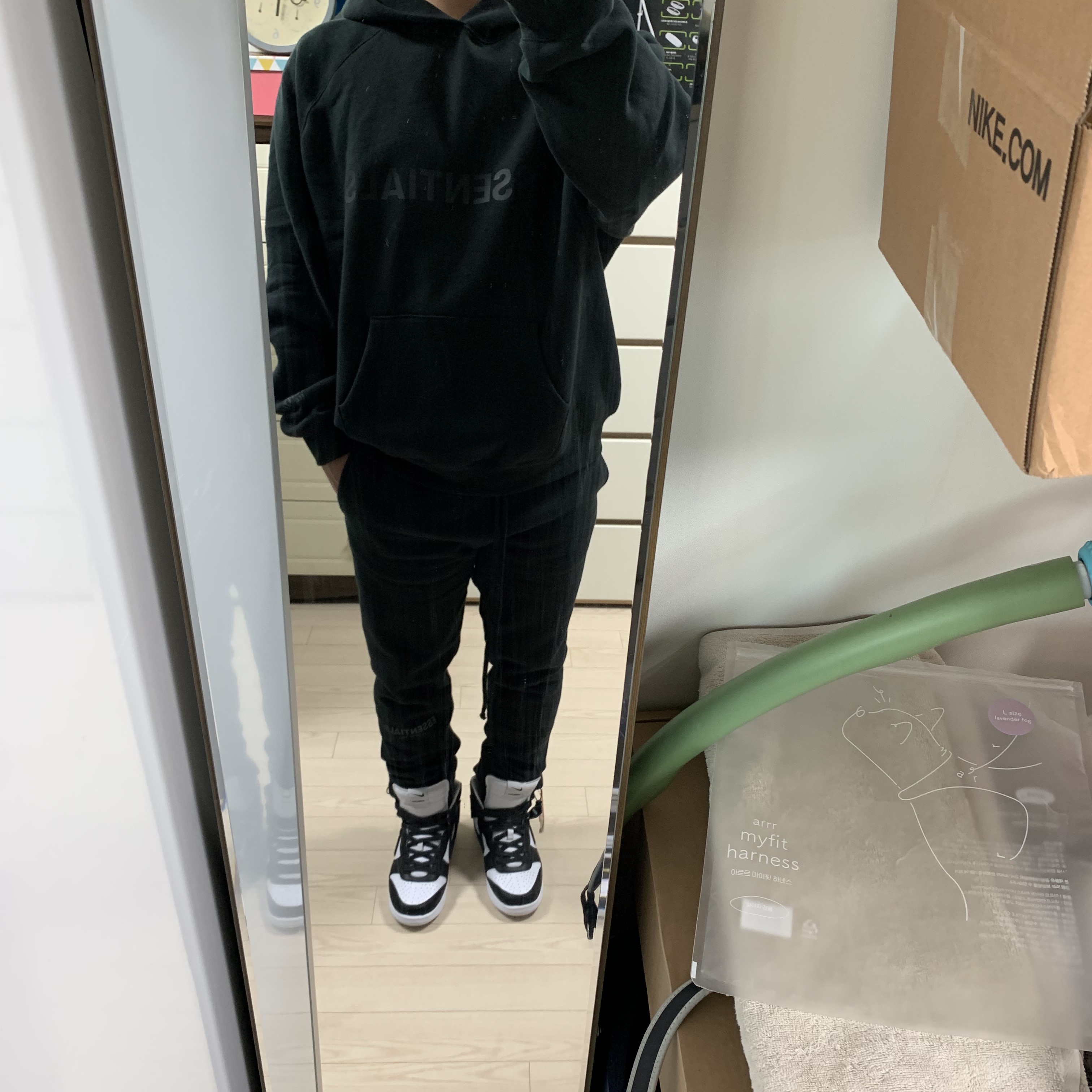 Essentials Sweatpants Dark Slate/Black 2020 착용 스타일 - 4