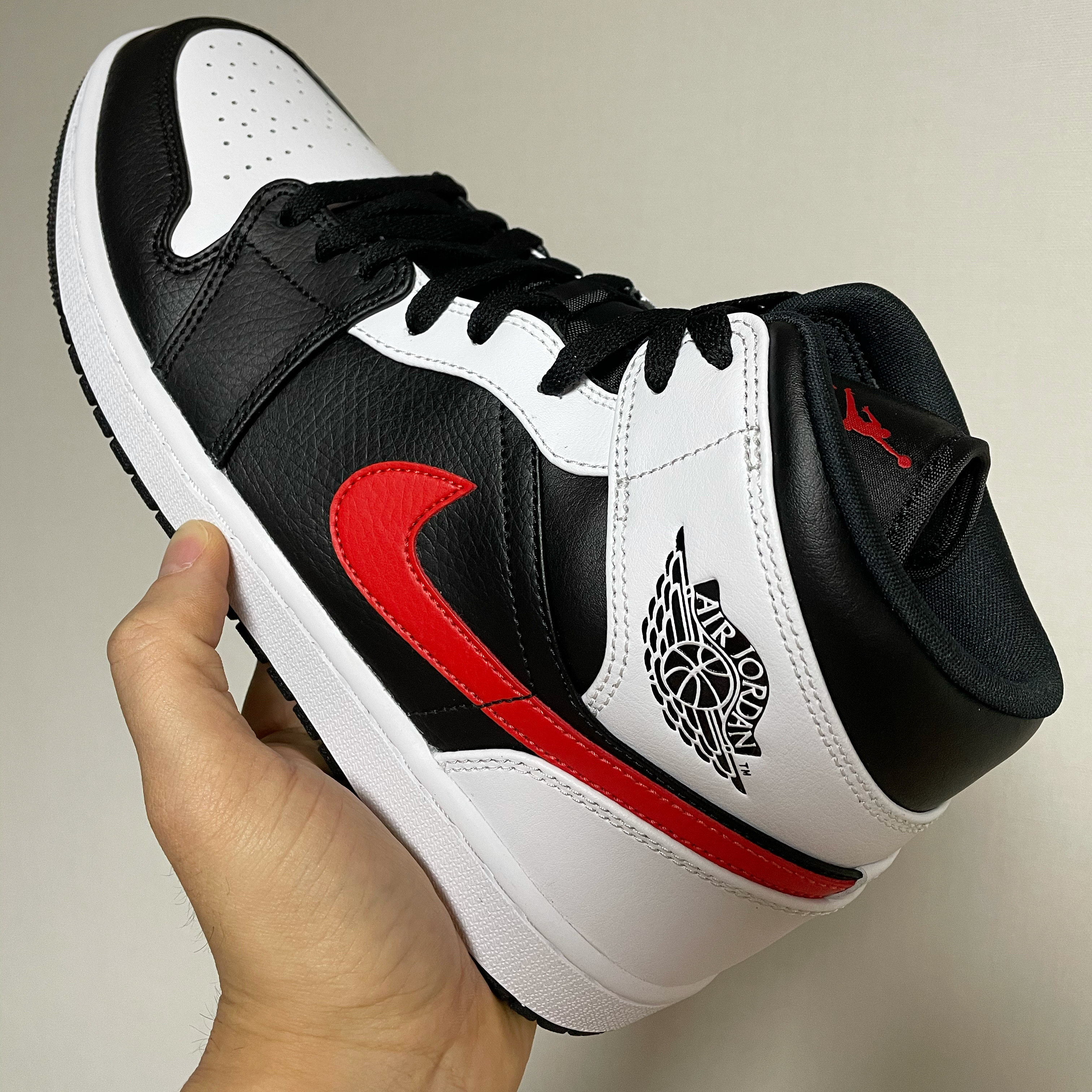 Jordan 1 Mid Black Chile Red 착용 스타일